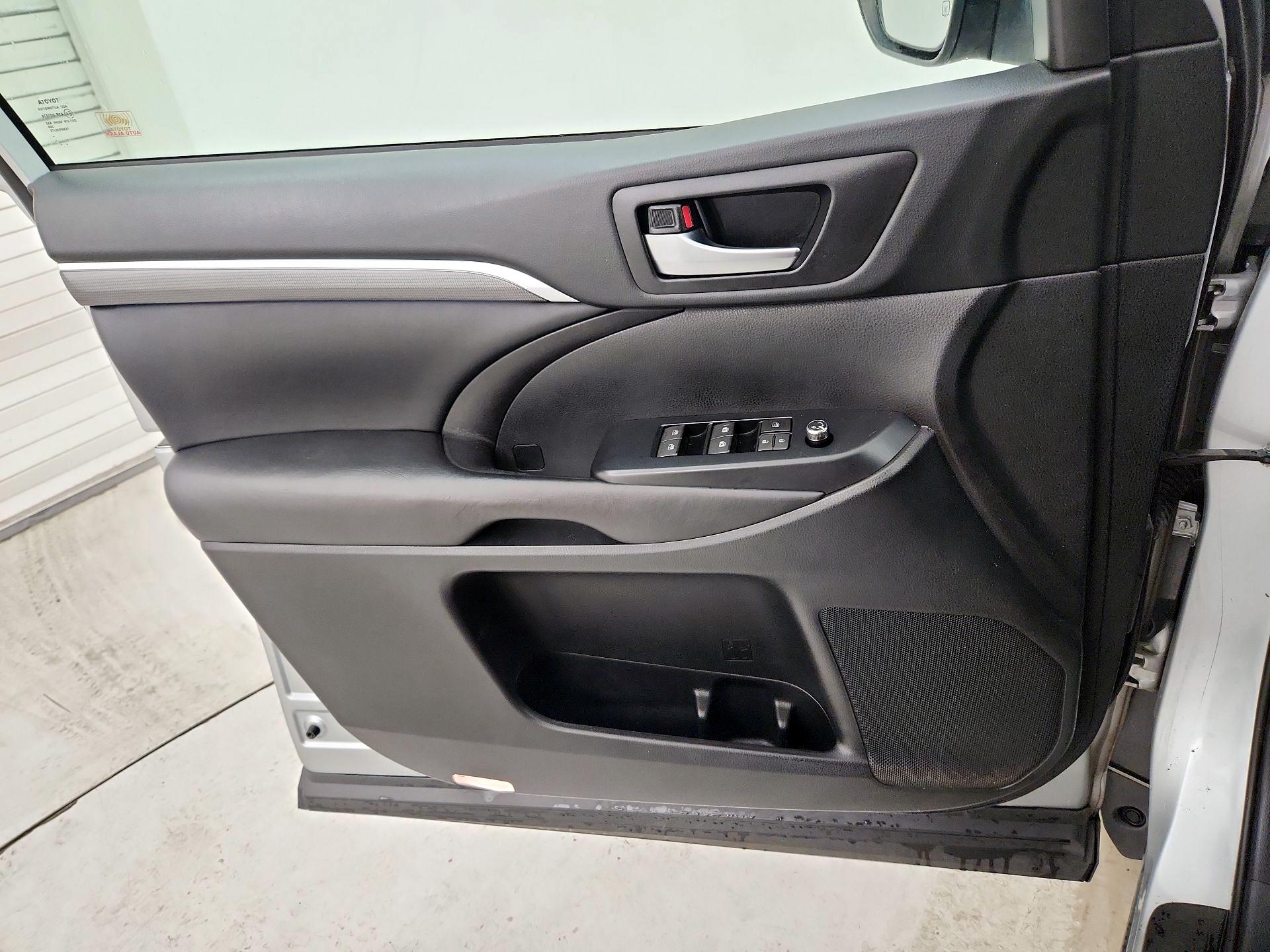 Thumbnail: 2019 Toyota Highlander - 12