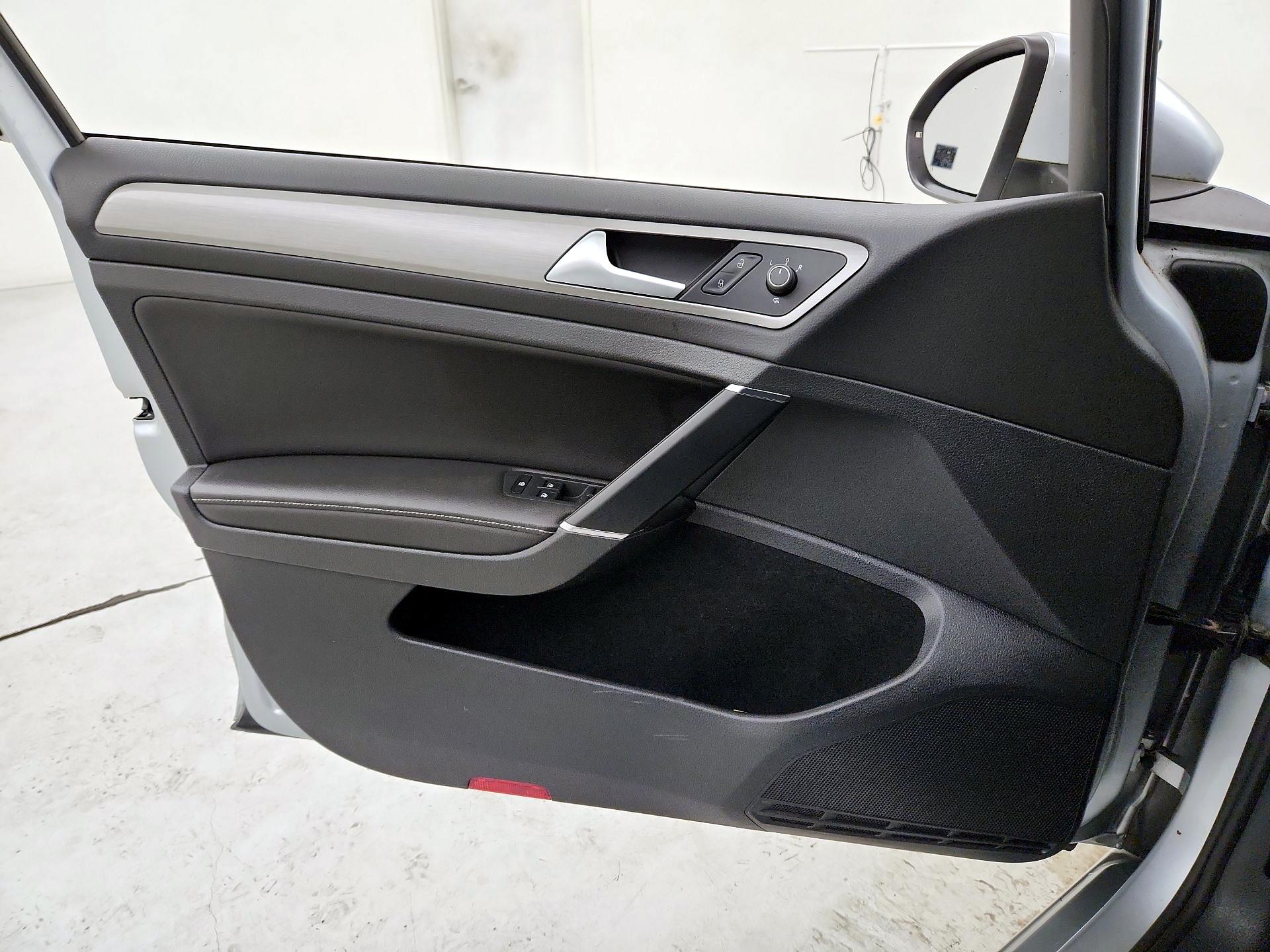 Thumbnail: 2017 Volkswagen Golf - 12