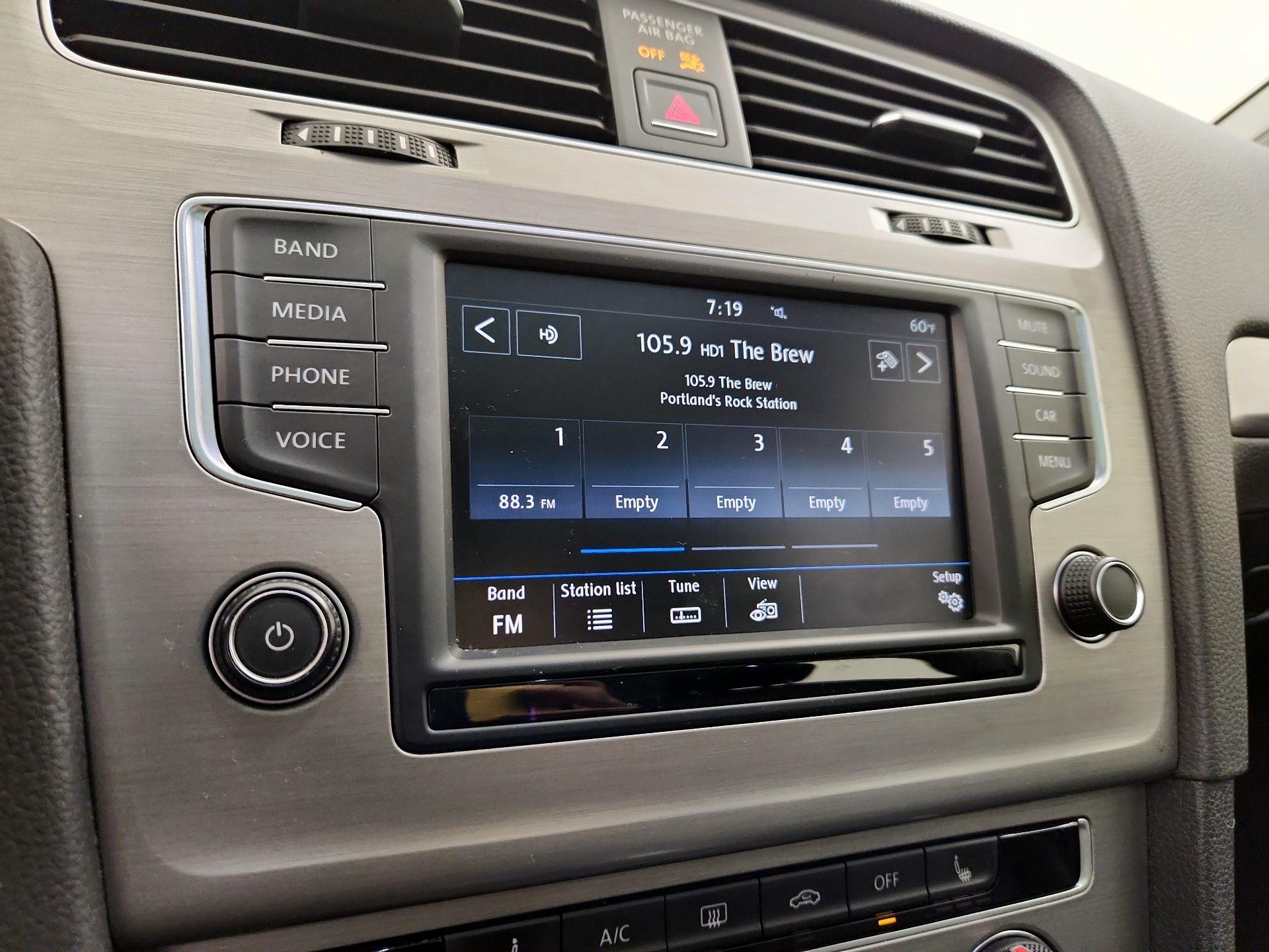 Thumbnail: 2017 Volkswagen Golf - 15