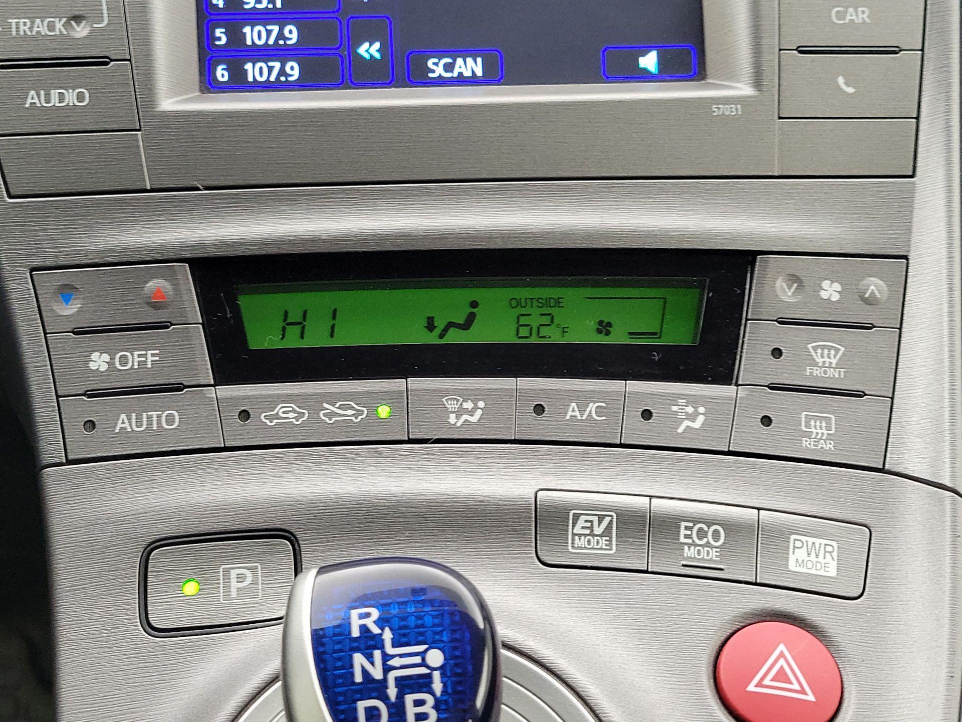 Thumbnail: 2015 Toyota Prius - 16