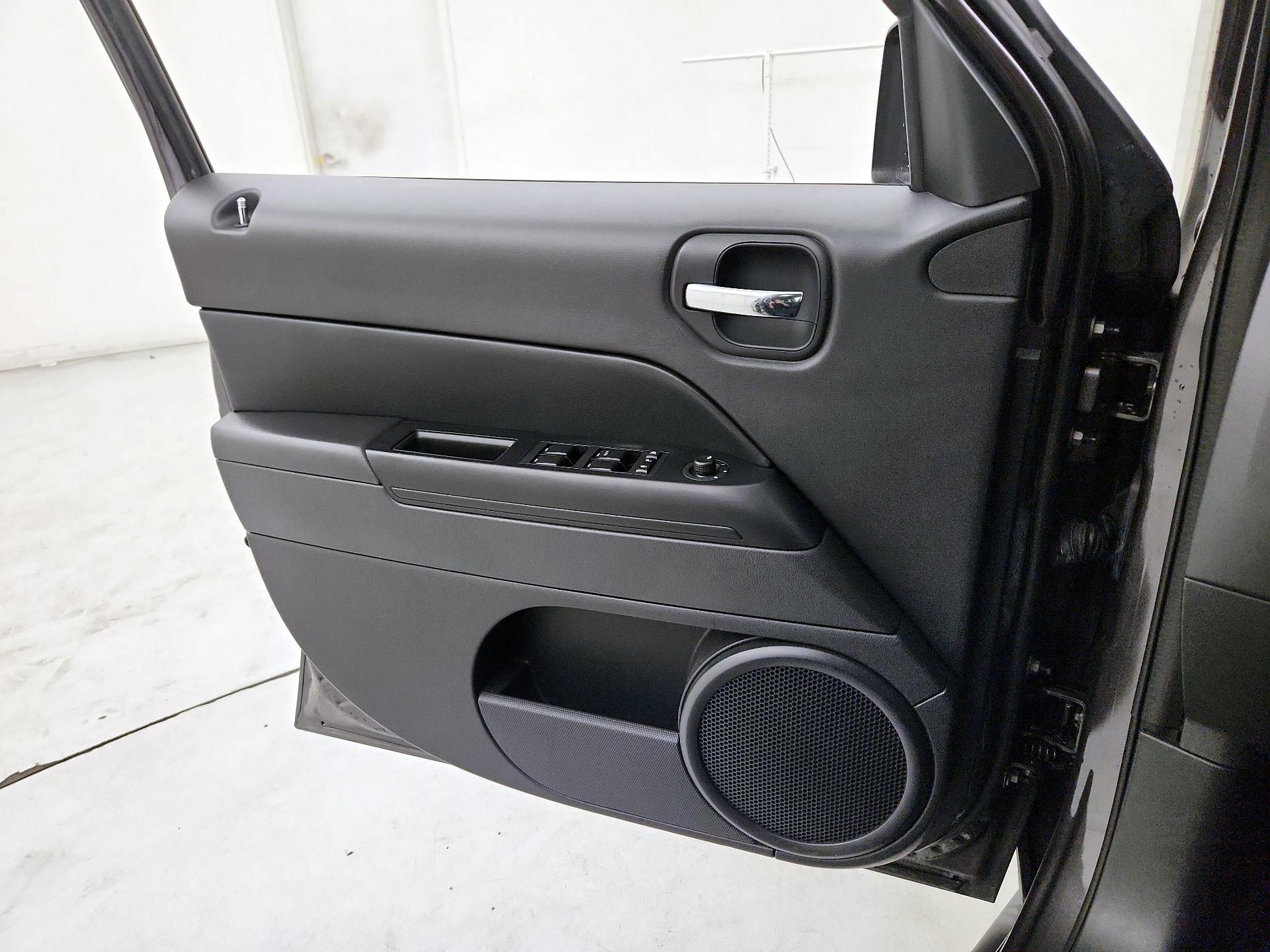 Thumbnail: 2016 Jeep Patriot - 12