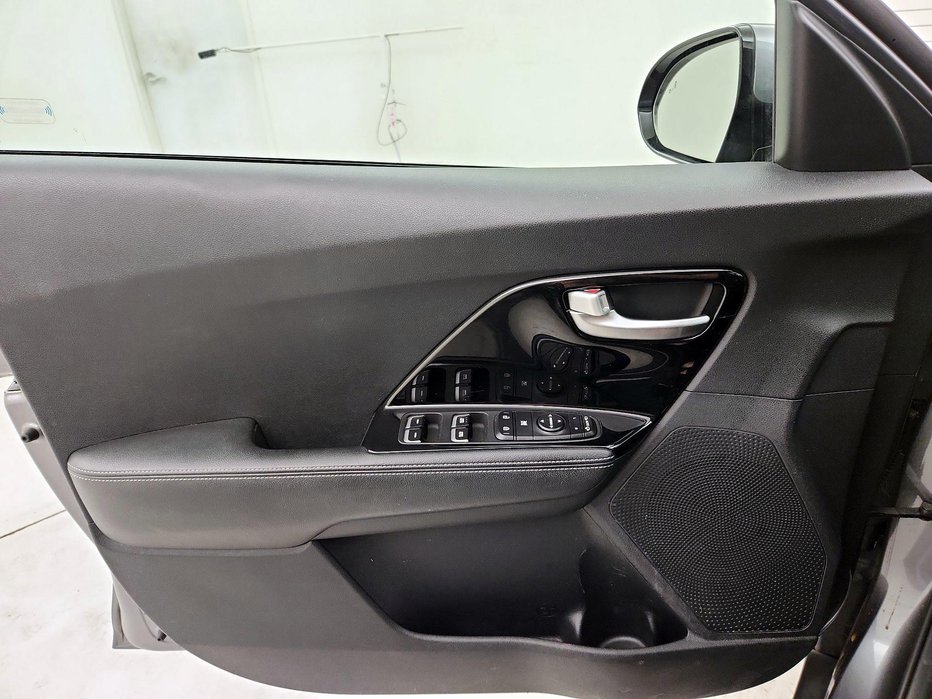 Thumbnail: 2017 Kia Niro - 12