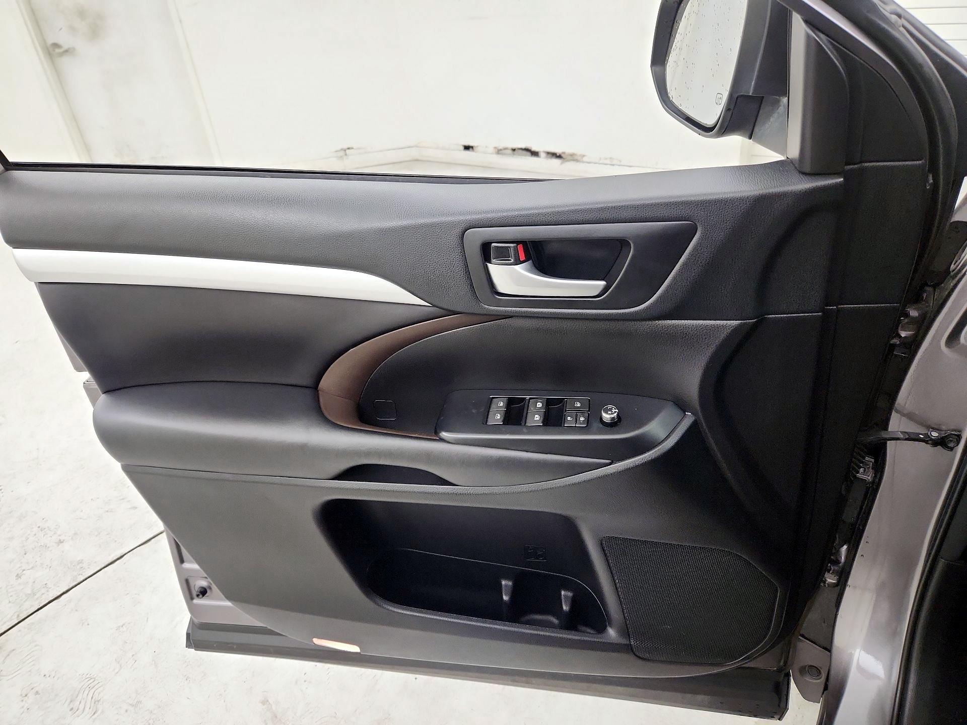 Thumbnail: 2018 Toyota Highlander - 12