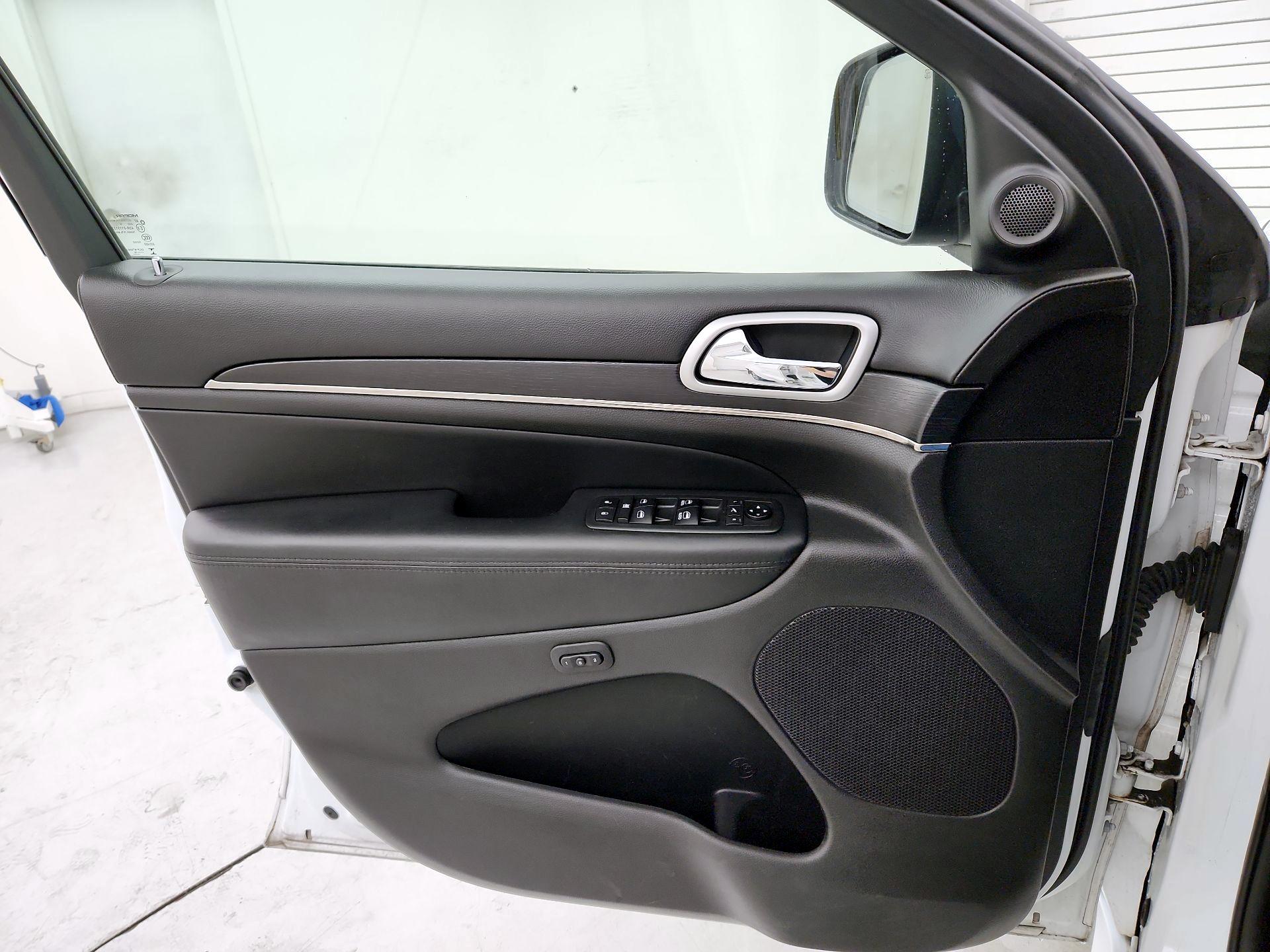 Thumbnail: 2018 Jeep Grand Cherokee - 12