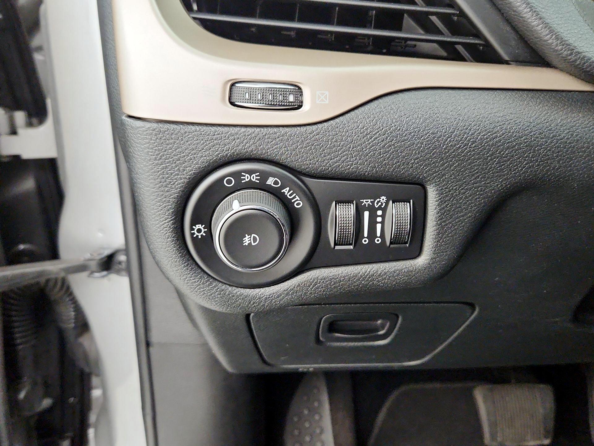 Thumbnail: 2015 Jeep Cherokee - 13