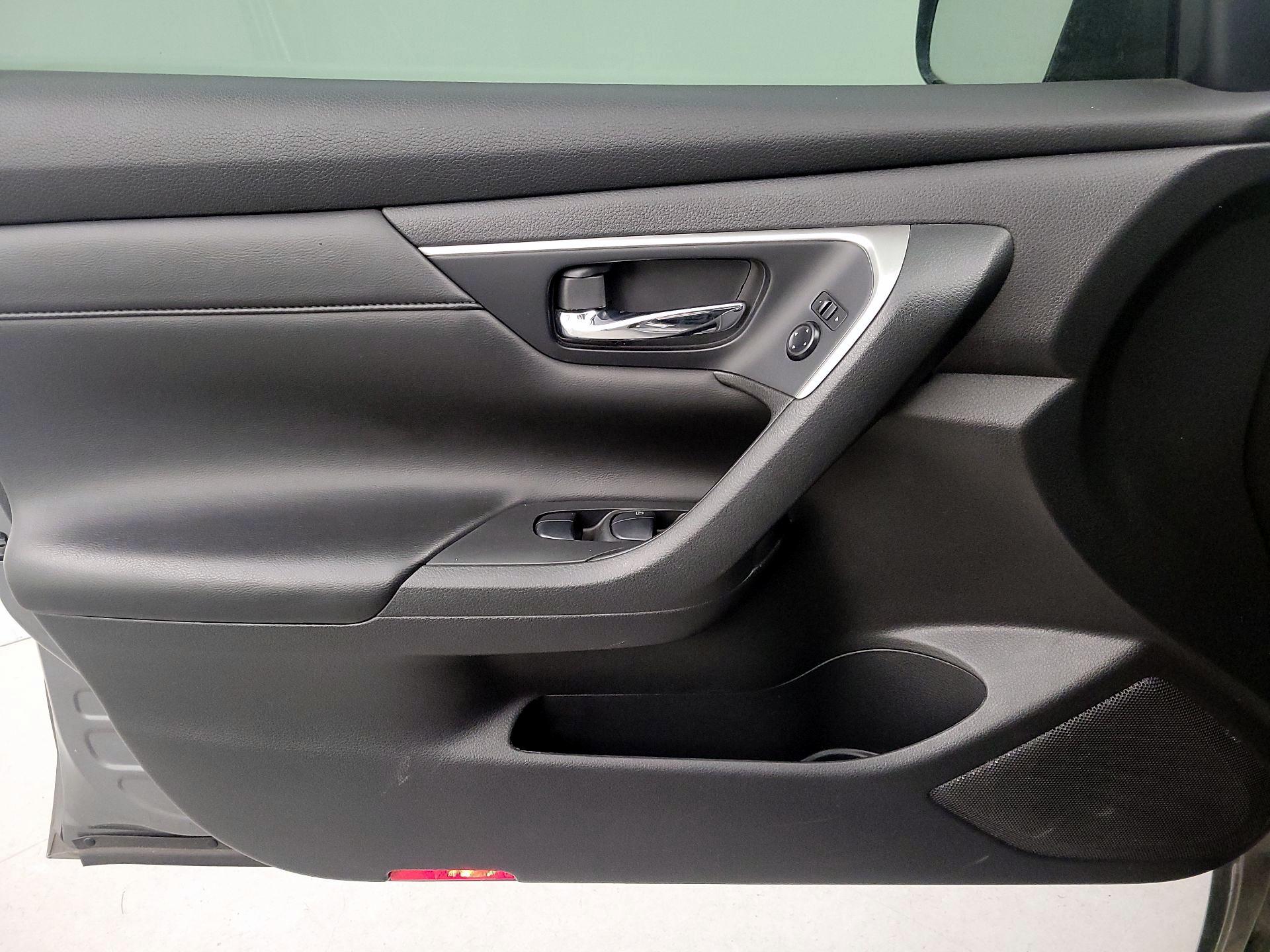 Thumbnail: 2015 Nissan Altima - 12