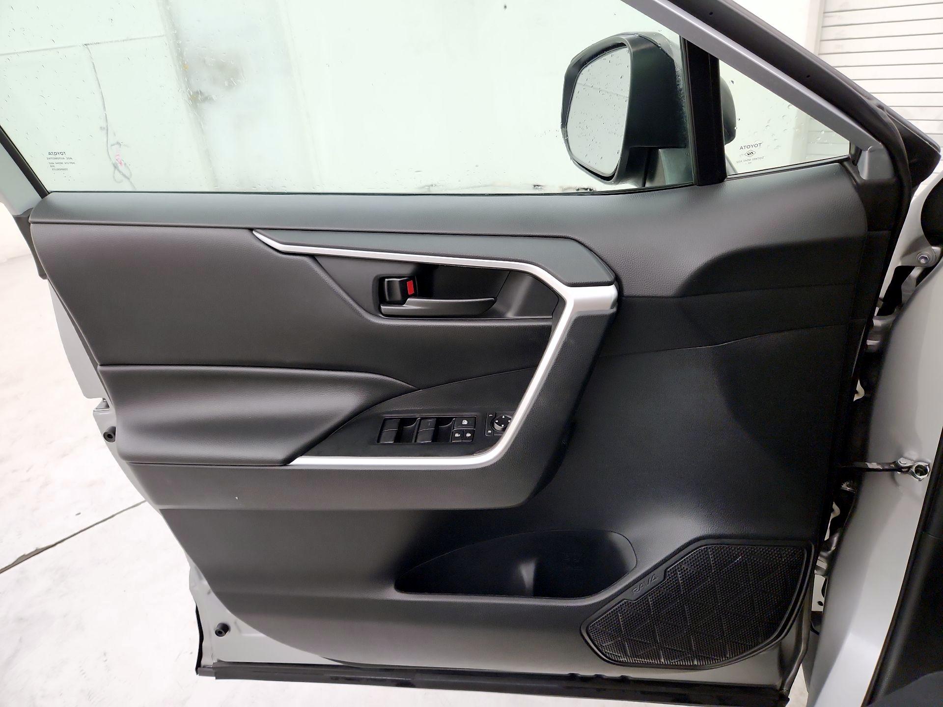 Thumbnail: 2020 Toyota RAV4 - 12