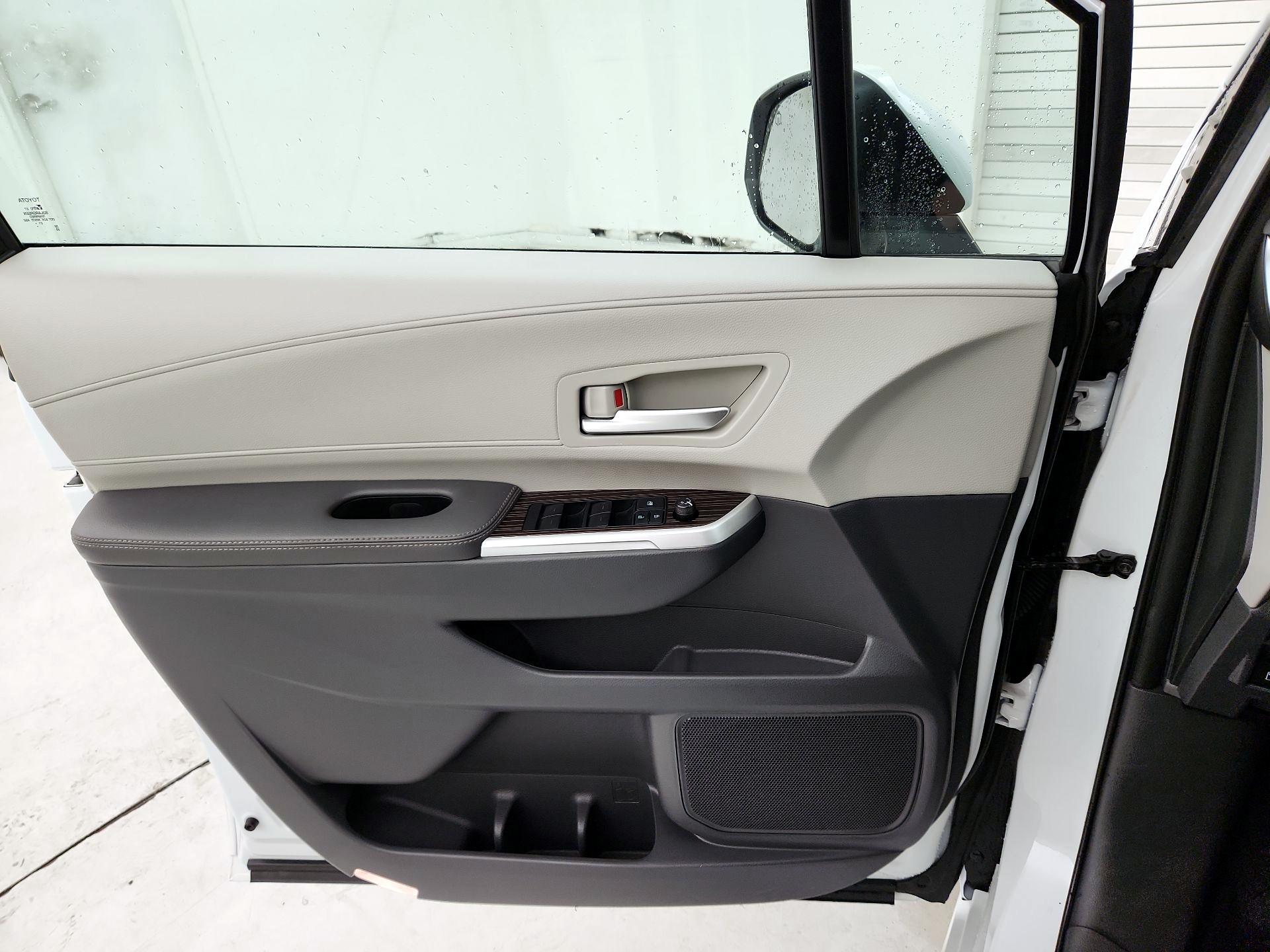 Thumbnail: 2022 Toyota Sienna - 12