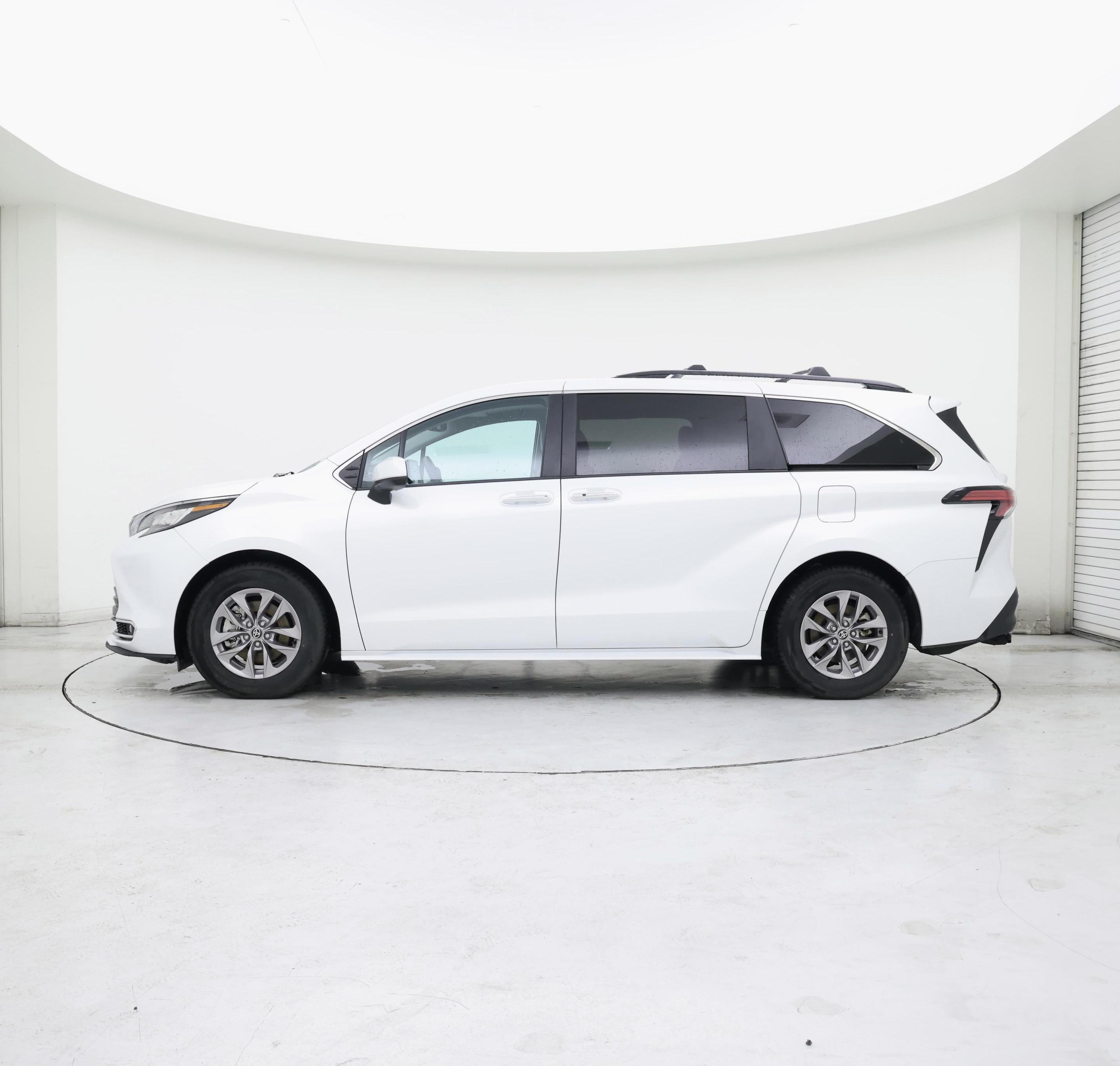 Thumbnail: 2022 Toyota Sienna - 3
