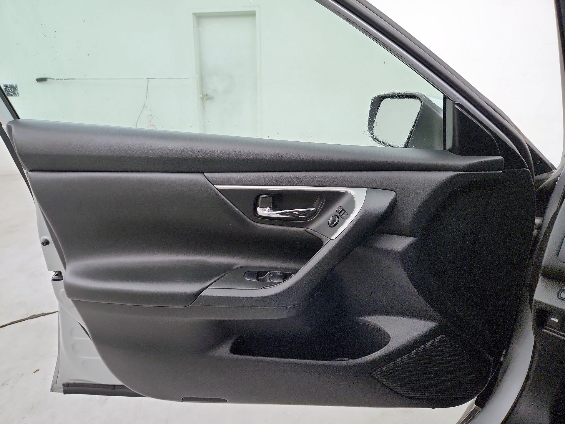 Thumbnail: 2016 Nissan Altima - 12