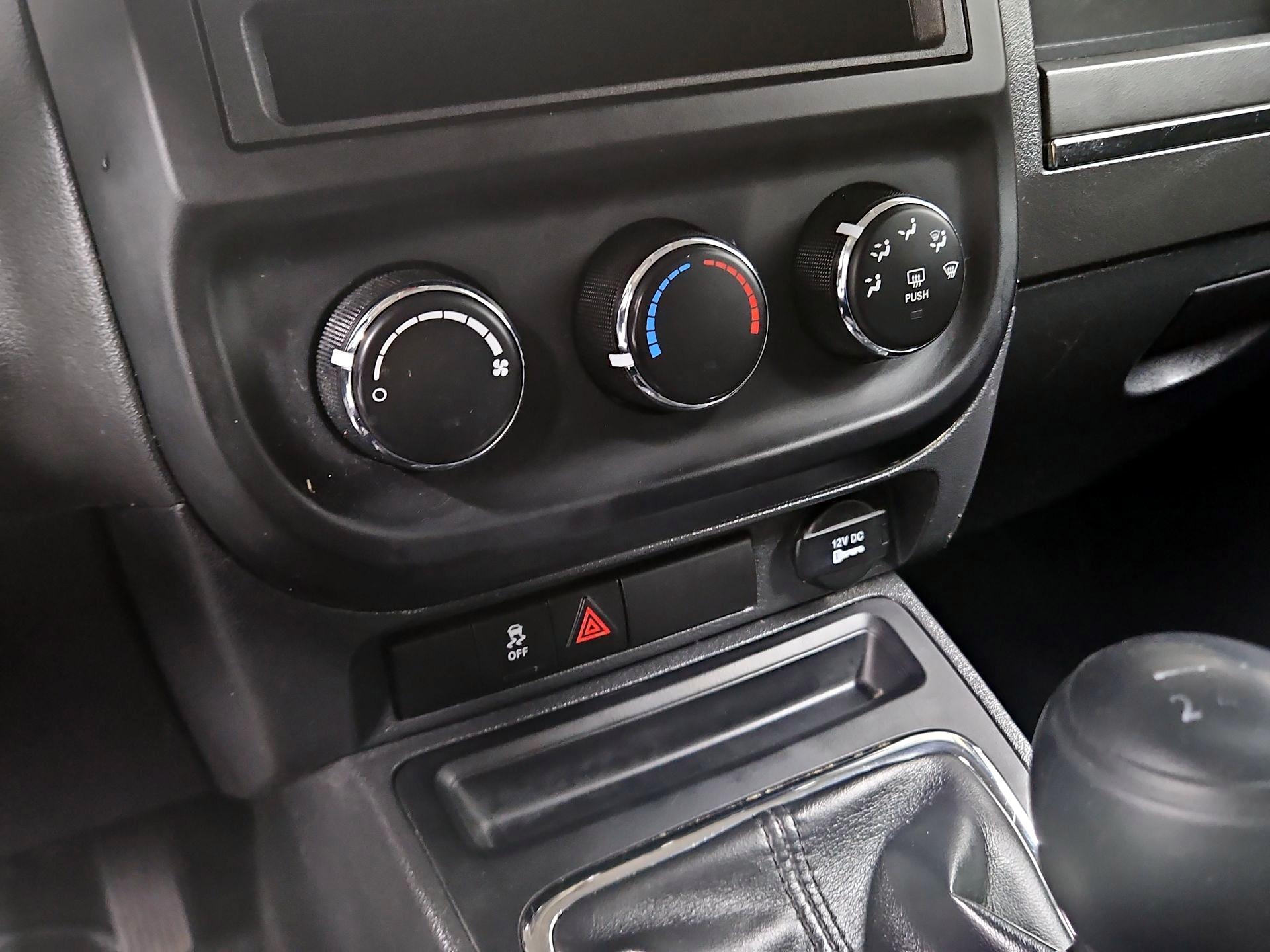 Thumbnail: 2016 Jeep Patriot - 14