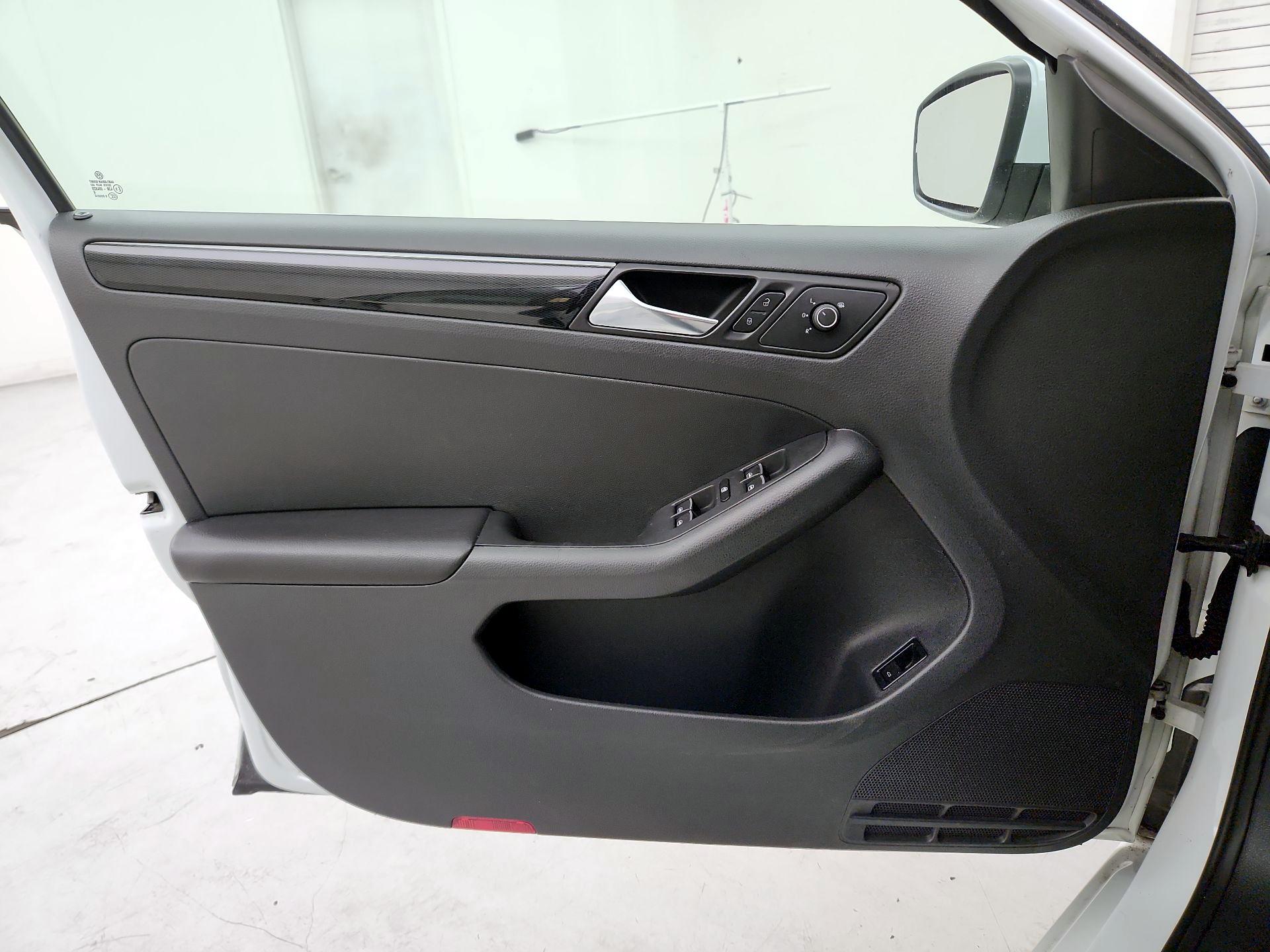 Thumbnail: 2016 Volkswagen Jetta - 12