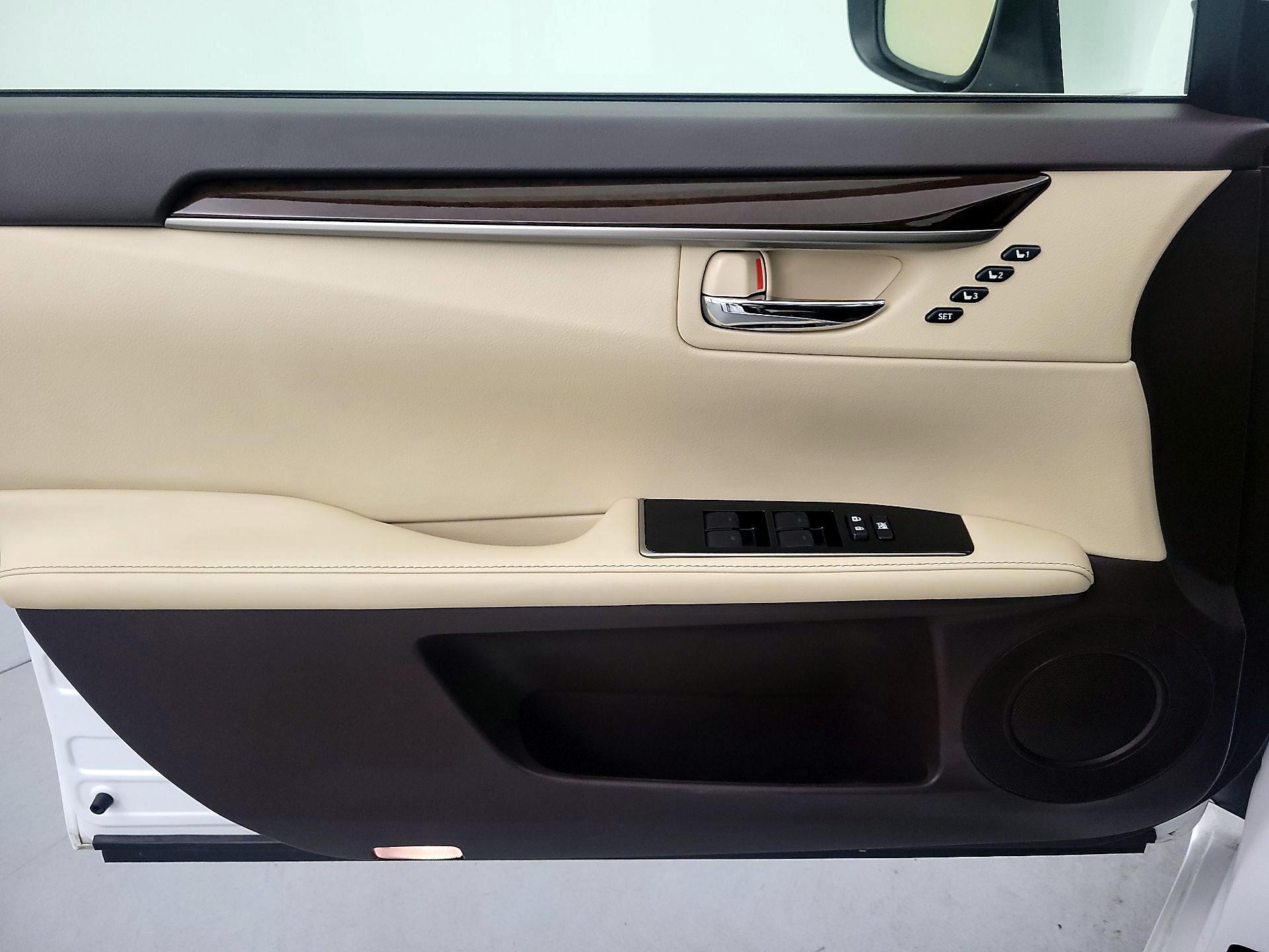 Thumbnail: 2017 Lexus ES - 12