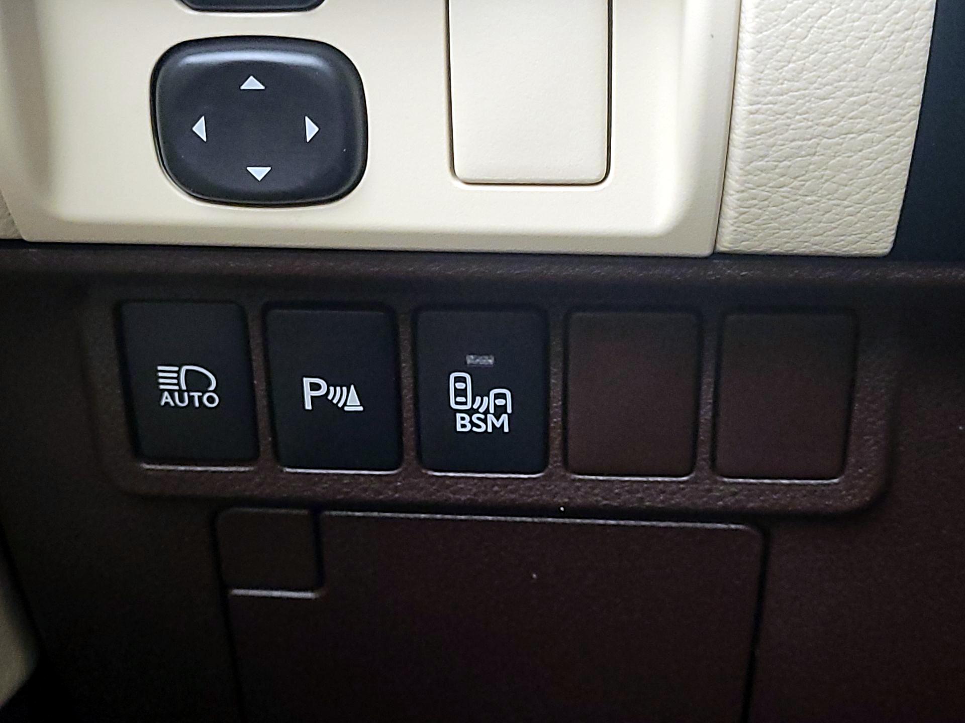 Thumbnail: 2017 Lexus ES - 13