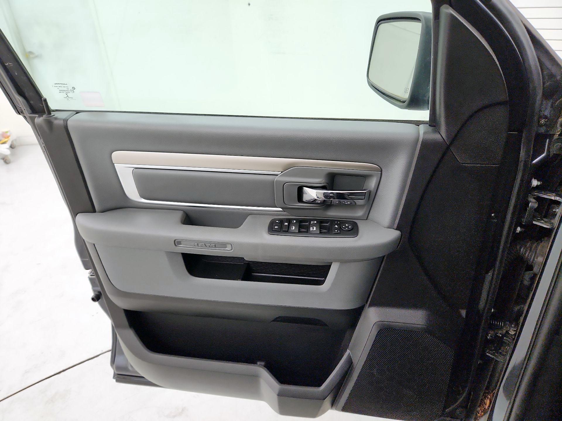 Thumbnail: 2020 RAM 1500 Classic - 12