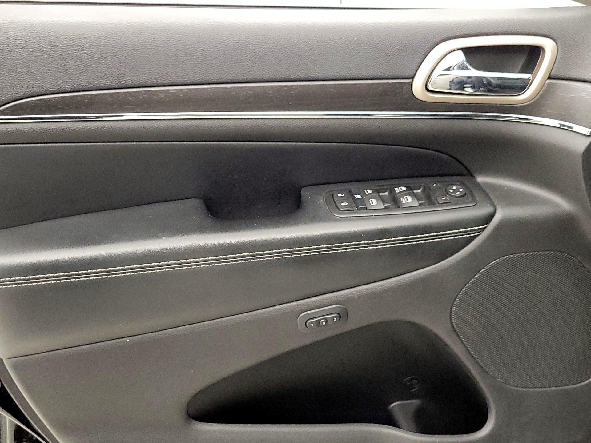Thumbnail: 2015 Jeep Grand Cherokee - 12