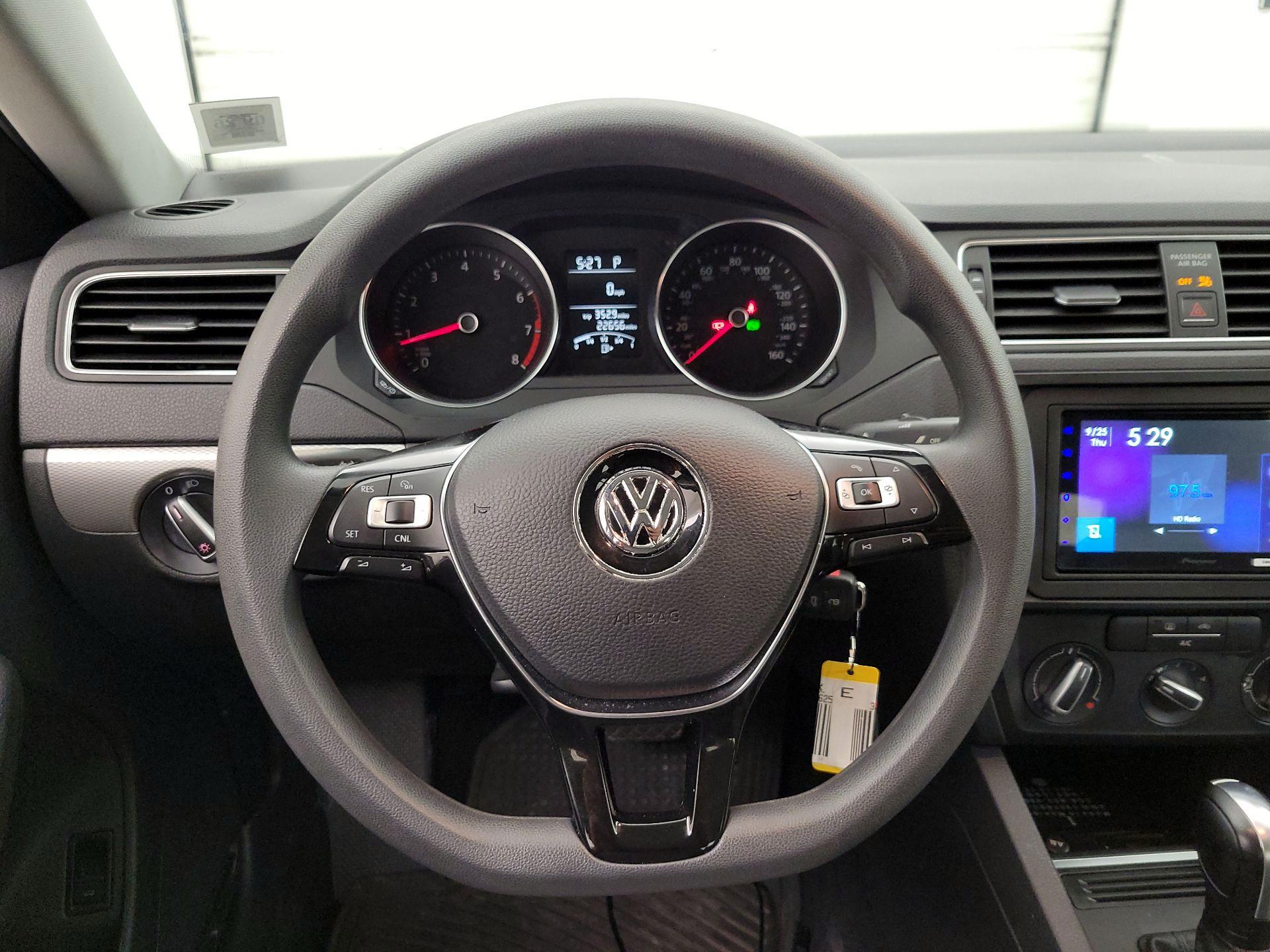 Thumbnail: 2017 Volkswagen Jetta - 10