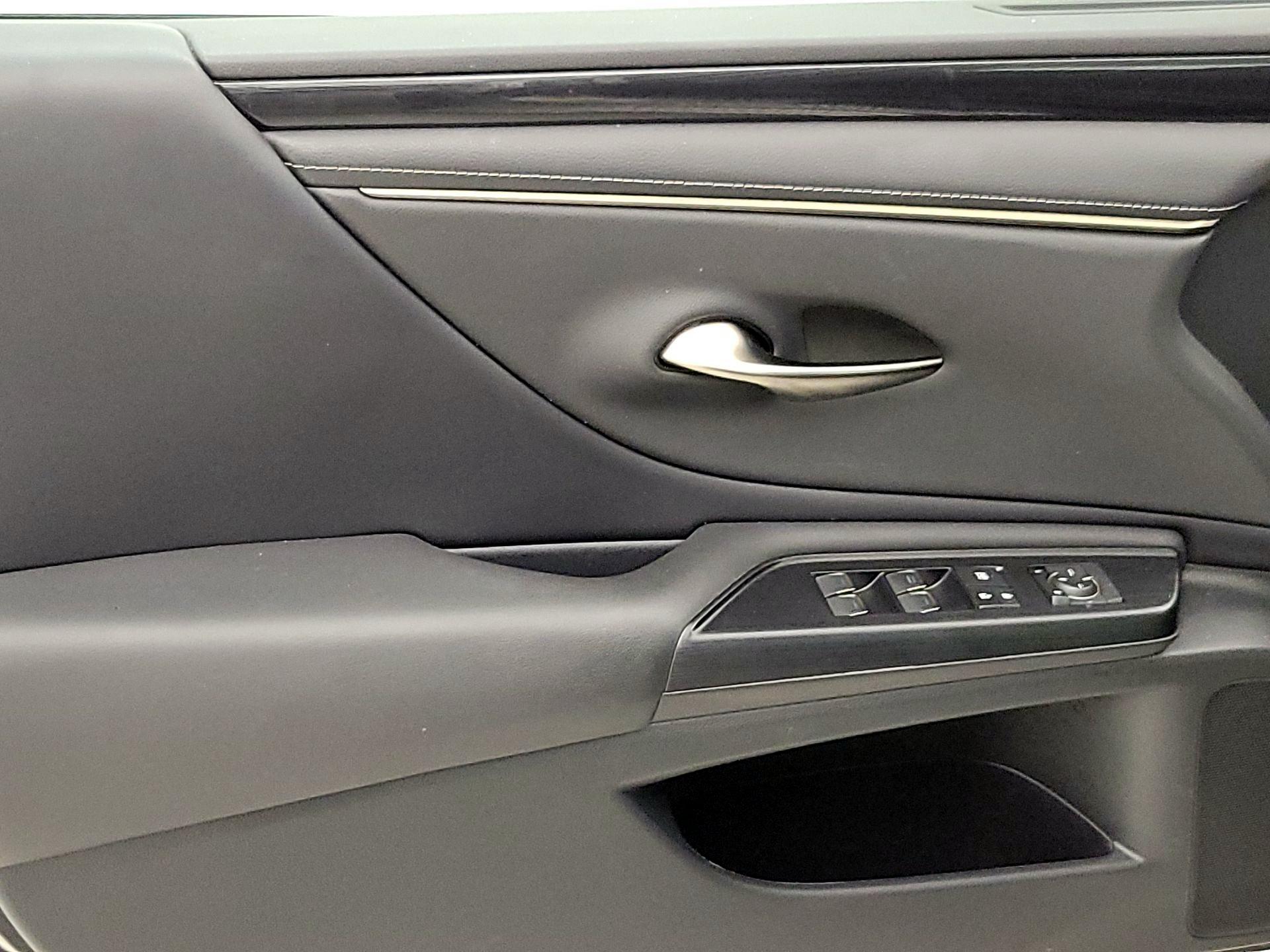 Thumbnail: 2021 Lexus ES - 12