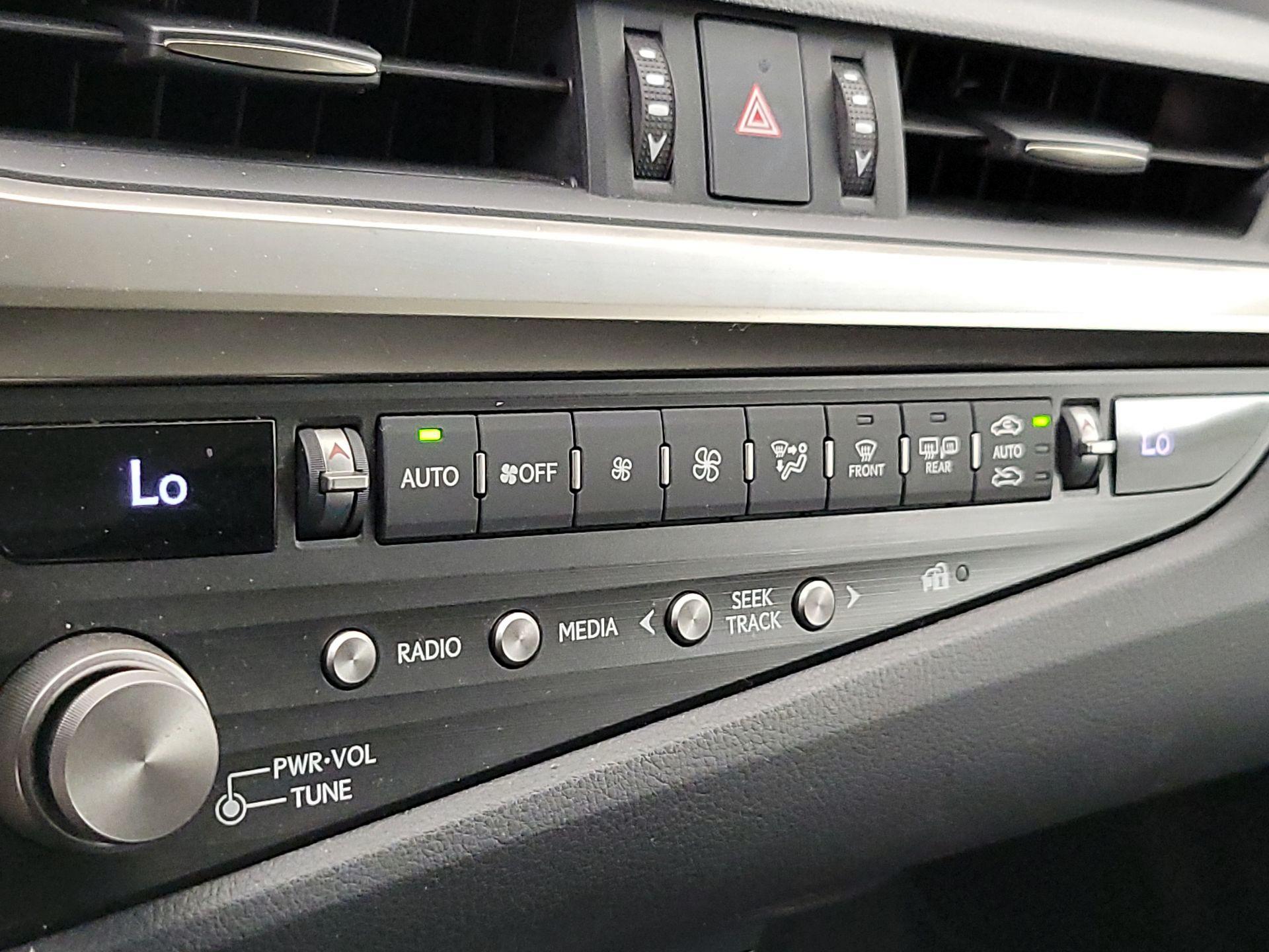 Thumbnail: 2021 Lexus ES - 16
