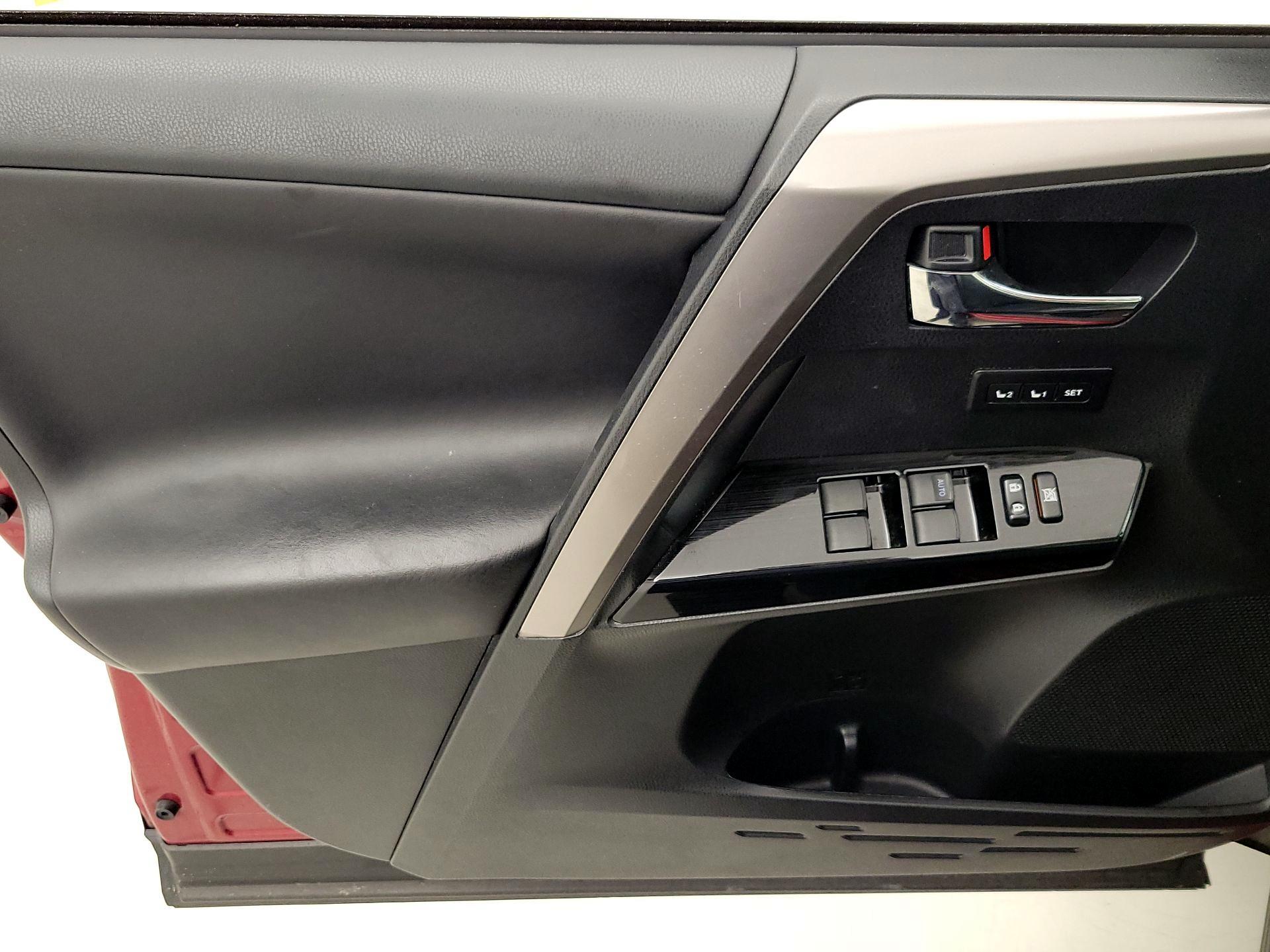 Thumbnail: 2018 Toyota RAV4 - 12