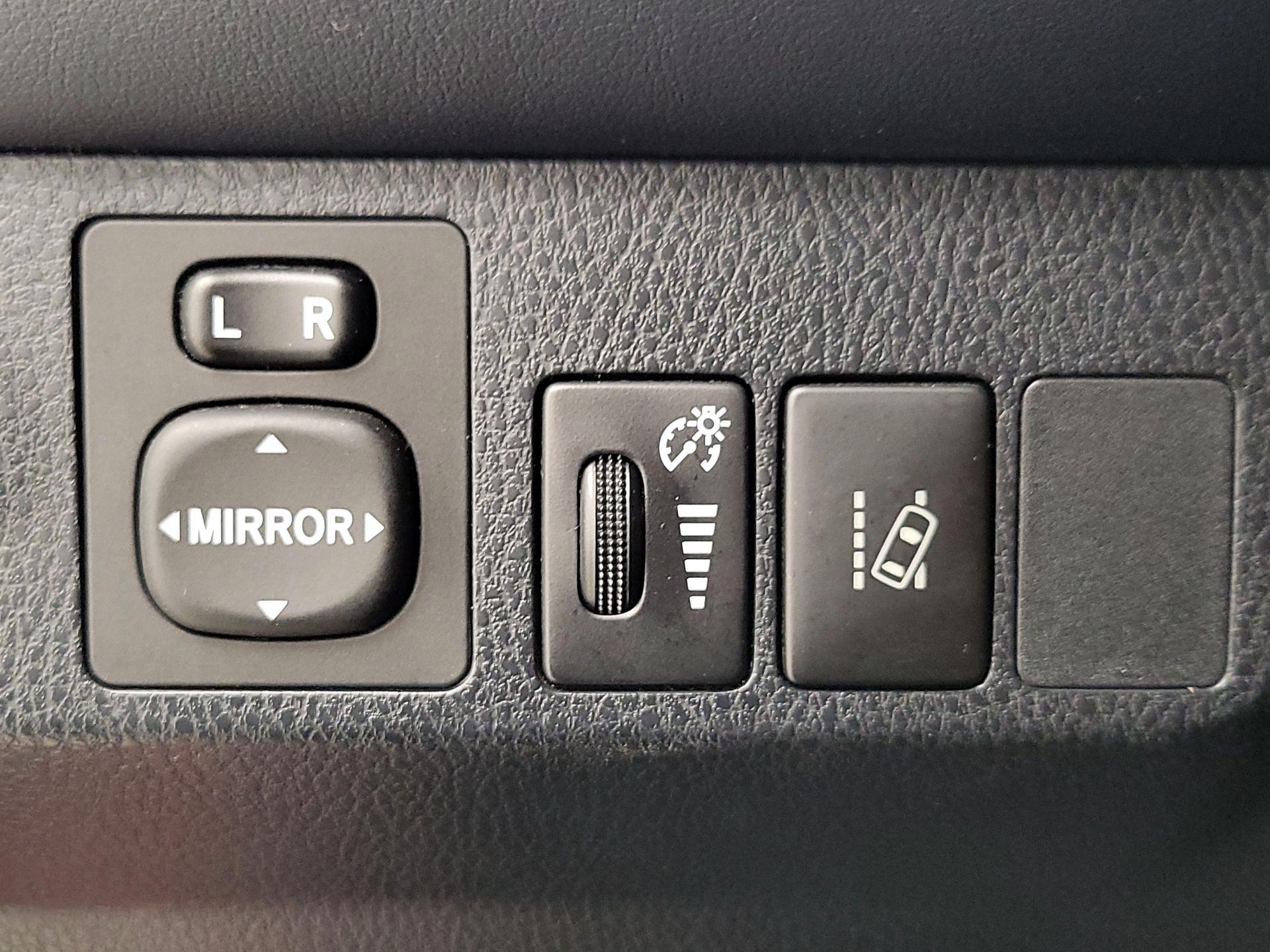 Thumbnail: 2018 Toyota RAV4 - 13