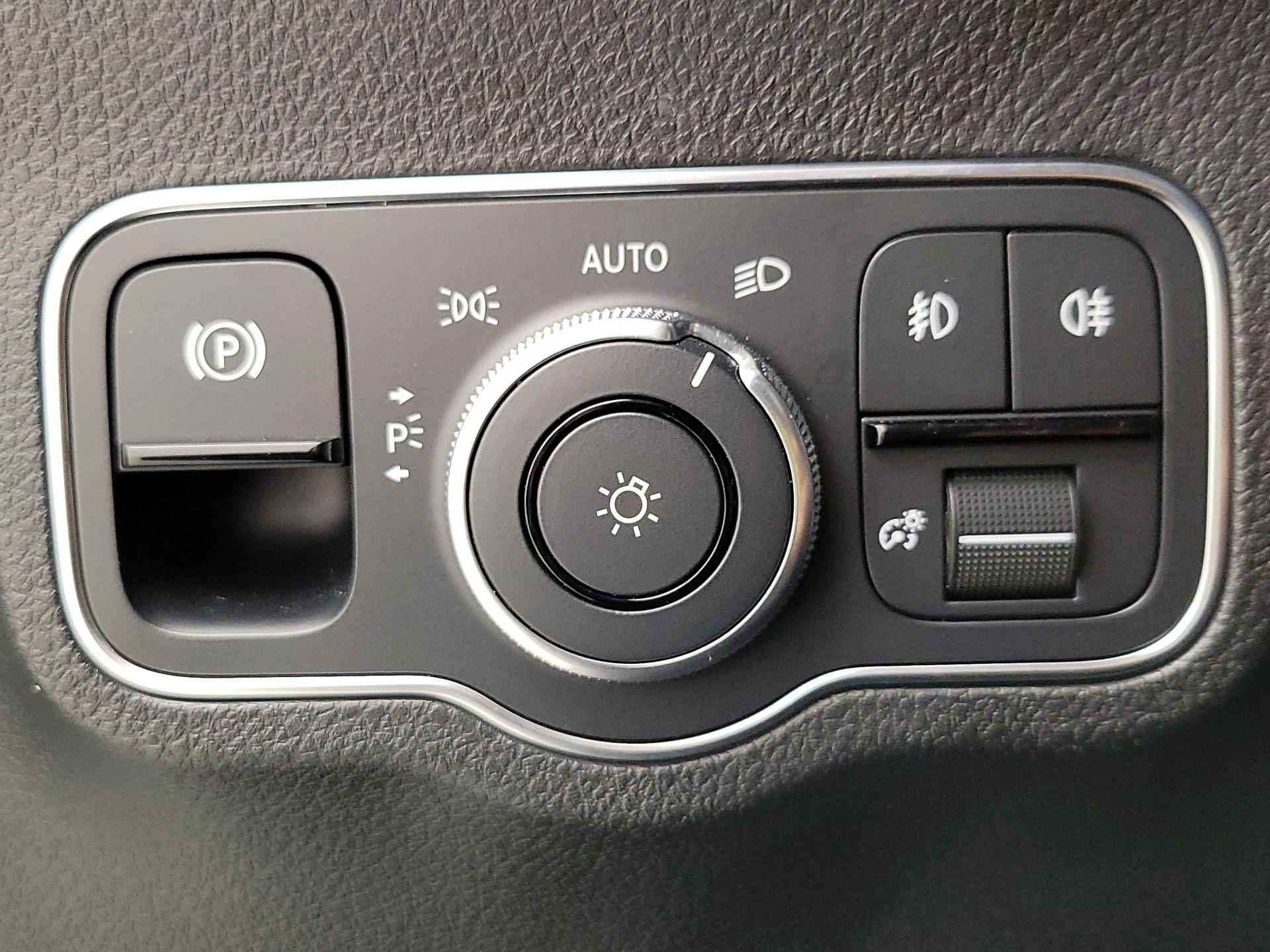 Thumbnail: 2023 Mercedes-Benz GLB - 13