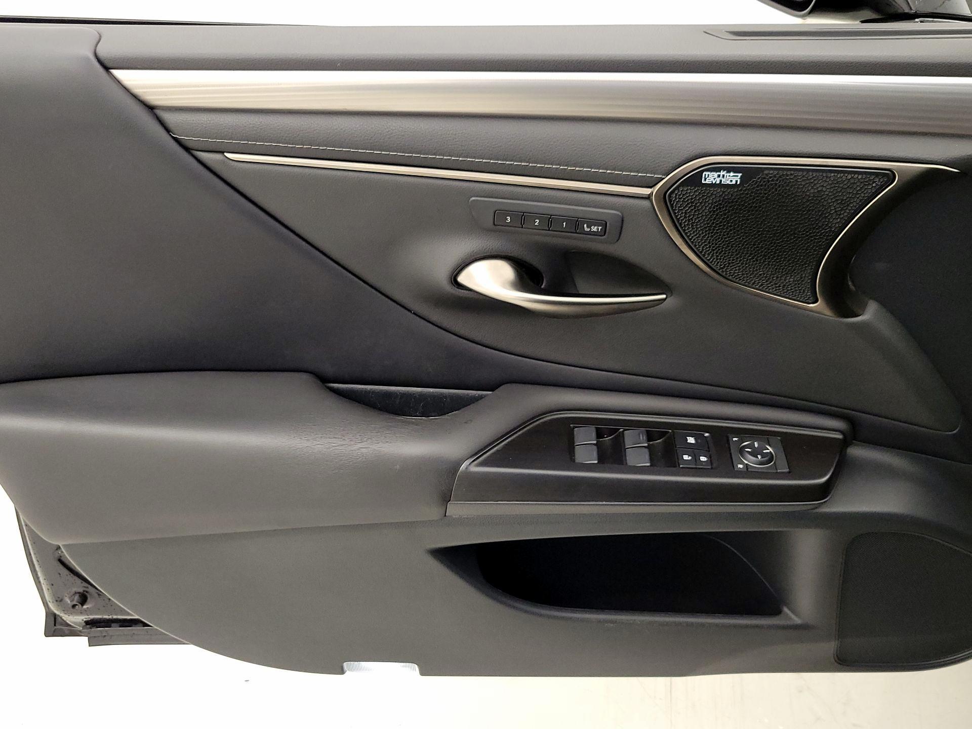 Thumbnail: 2019 Lexus ES - 12
