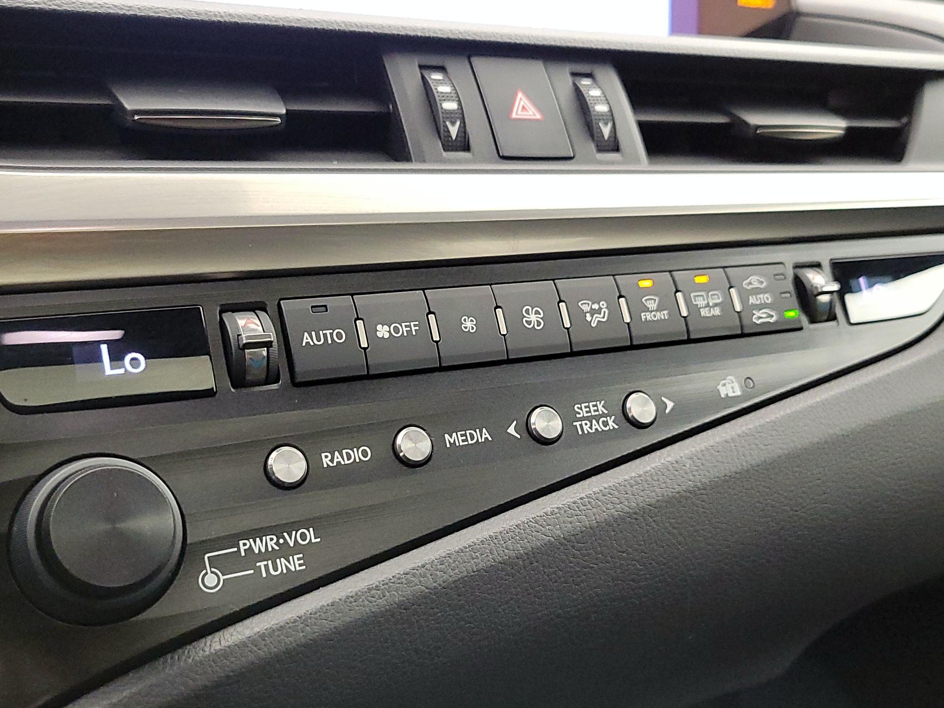 Thumbnail: 2019 Lexus ES - 17