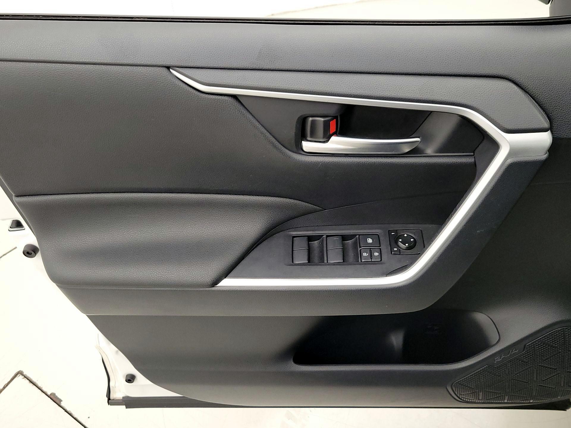 Thumbnail: 2019 Toyota RAV4 - 12