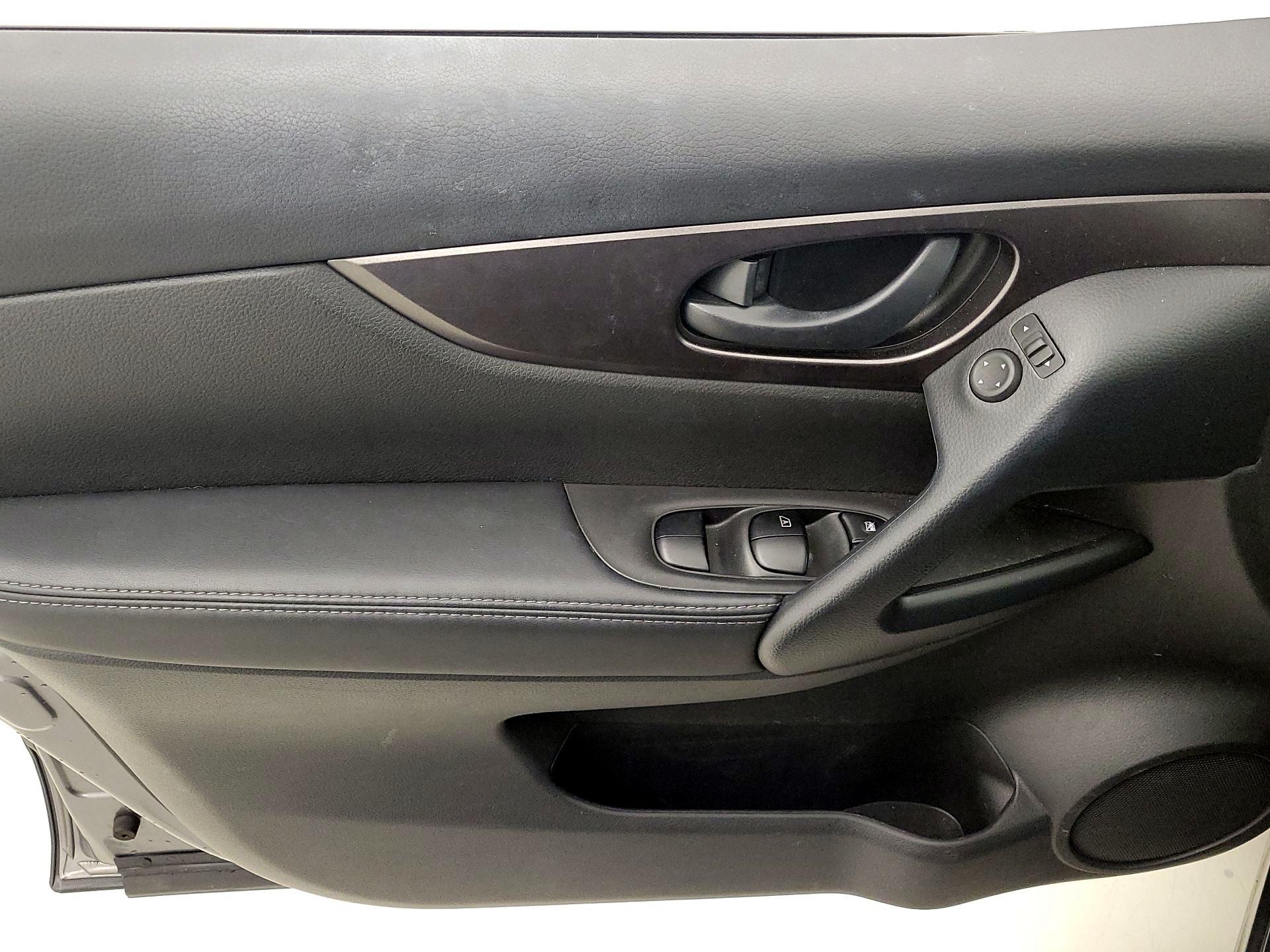 Thumbnail: 2020 Nissan Rogue Sport - 12
