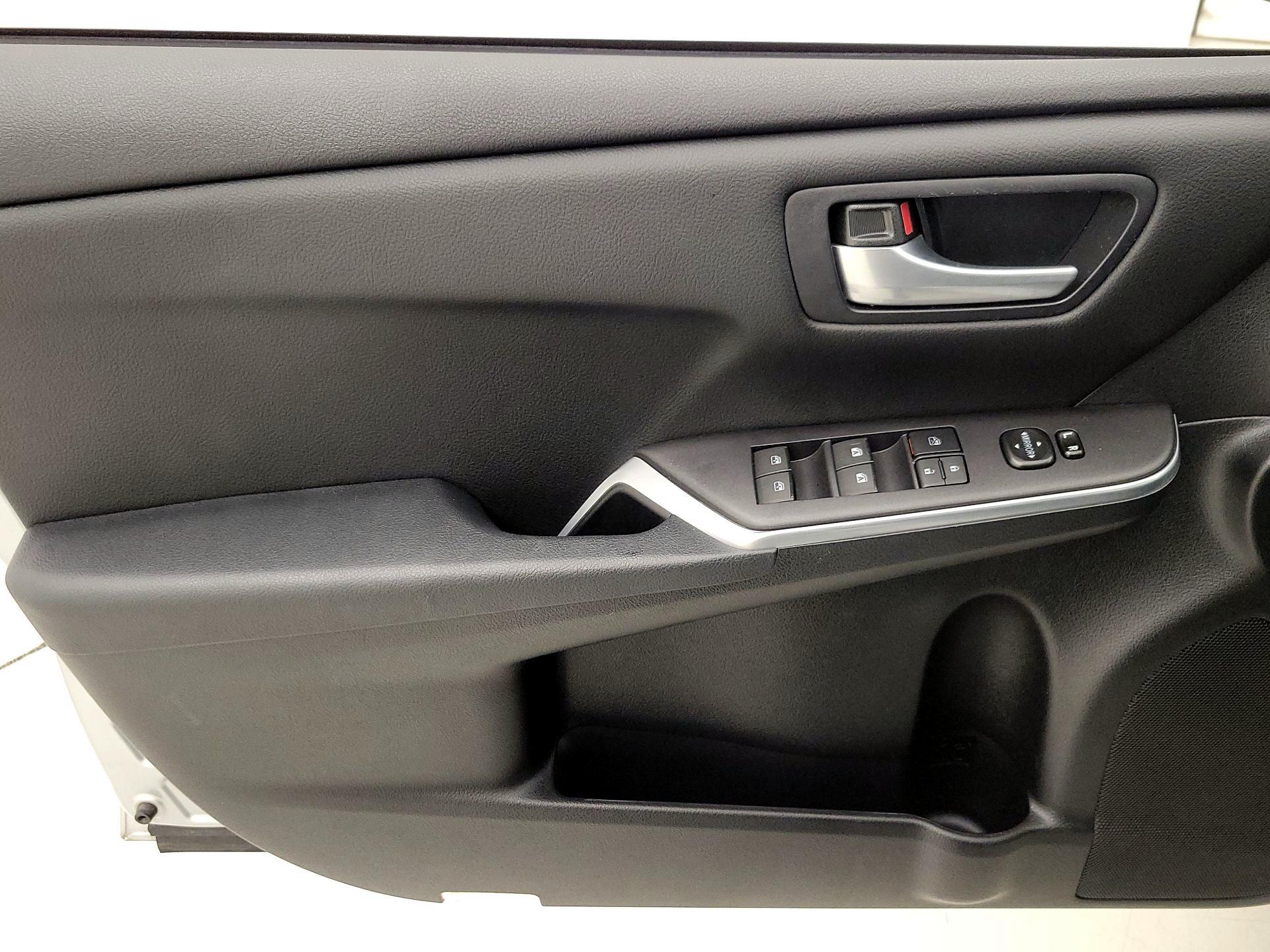 Thumbnail: 2015 Toyota Camry - 12