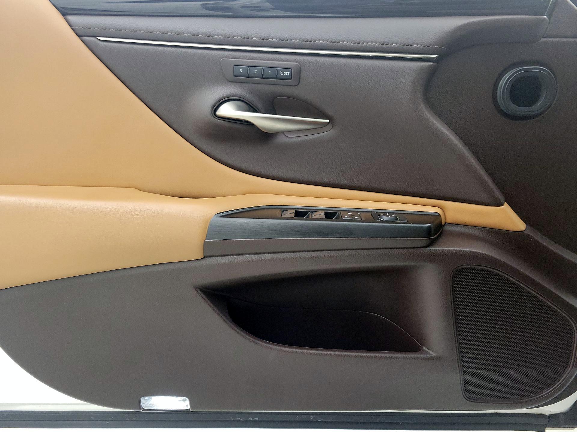 Thumbnail: 2019 Lexus ES - 12