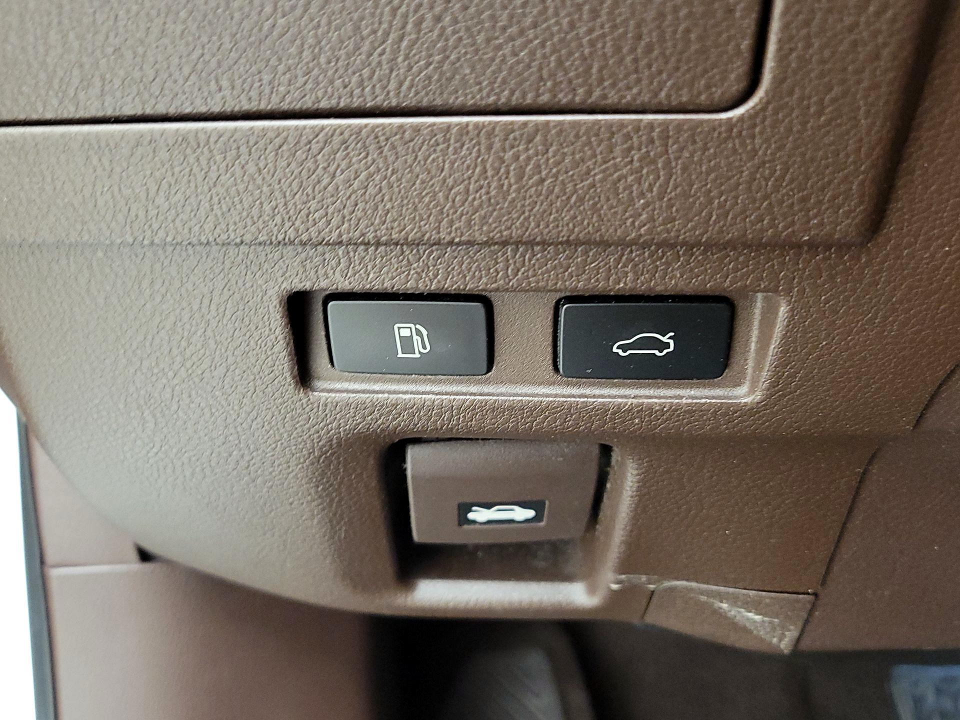Thumbnail: 2019 Lexus ES - 13