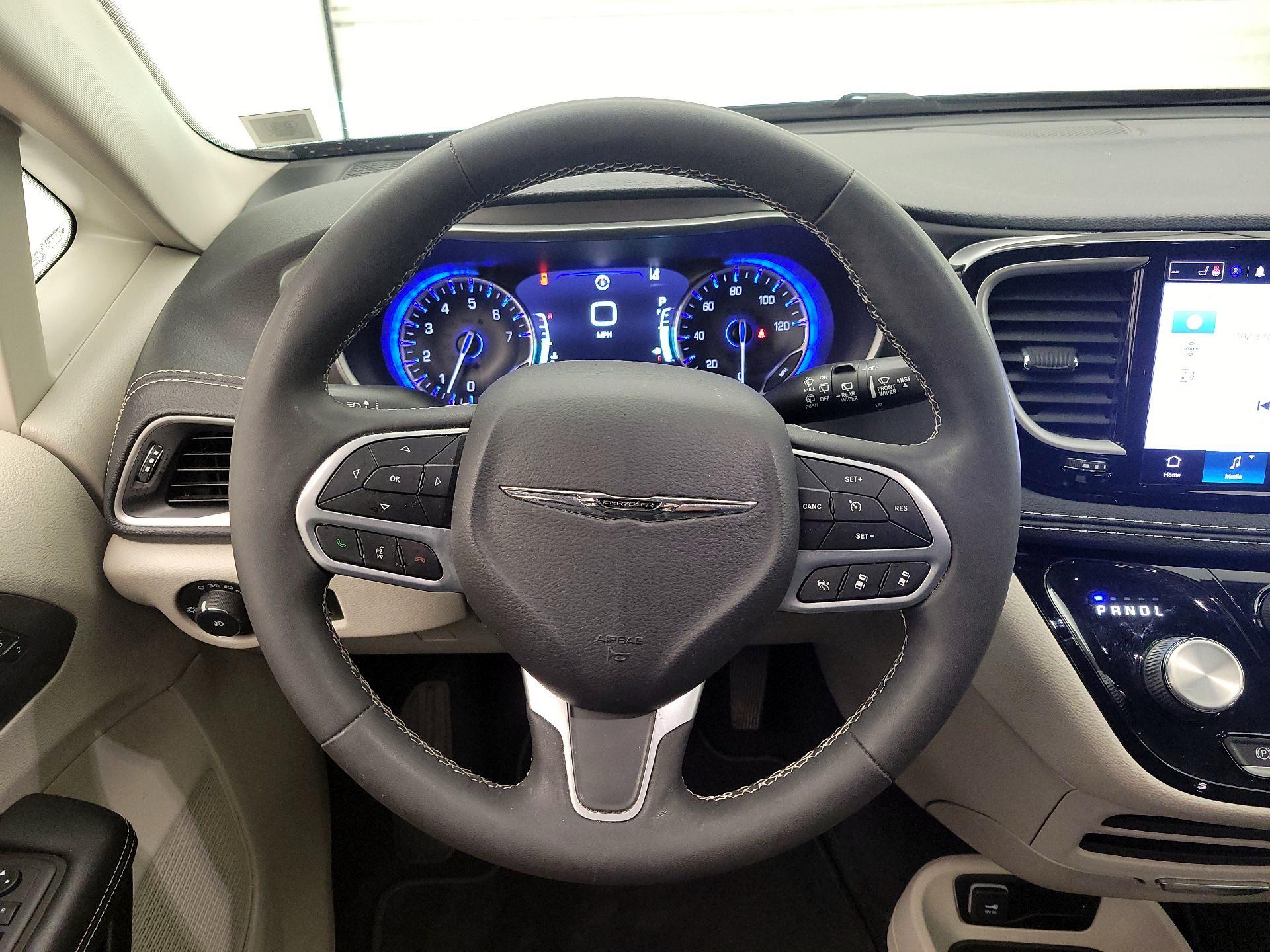 Thumbnail: 2023 Chrysler Pacifica - 10