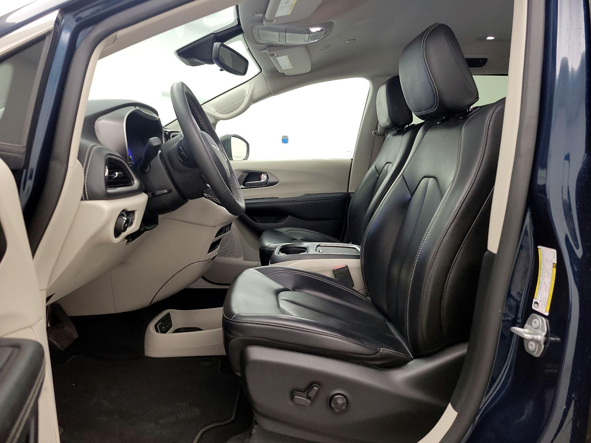 Thumbnail: 2023 Chrysler Pacifica - 11