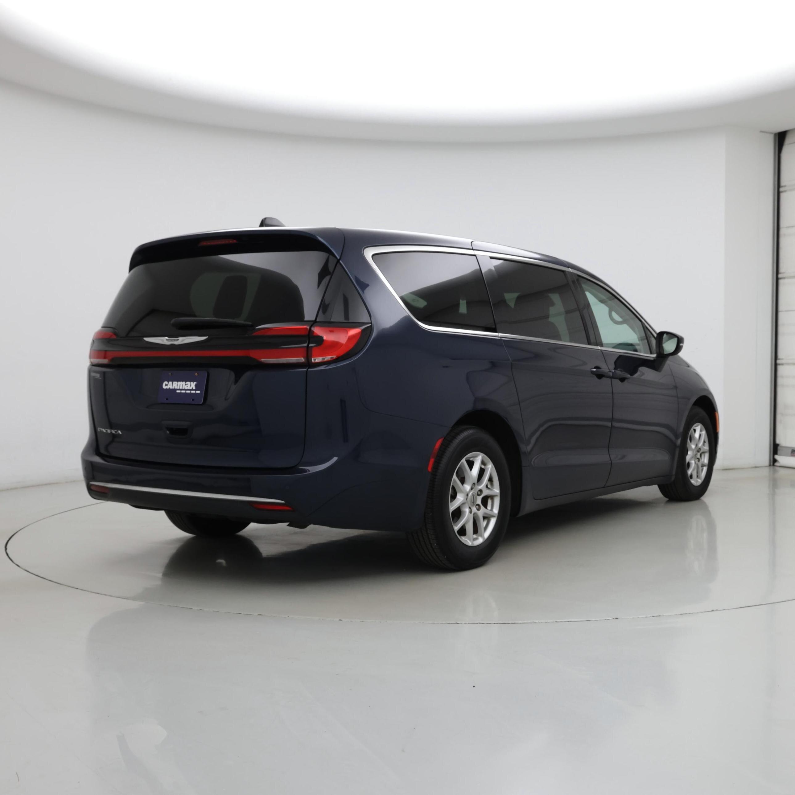 Thumbnail: 2023 Chrysler Pacifica - 8