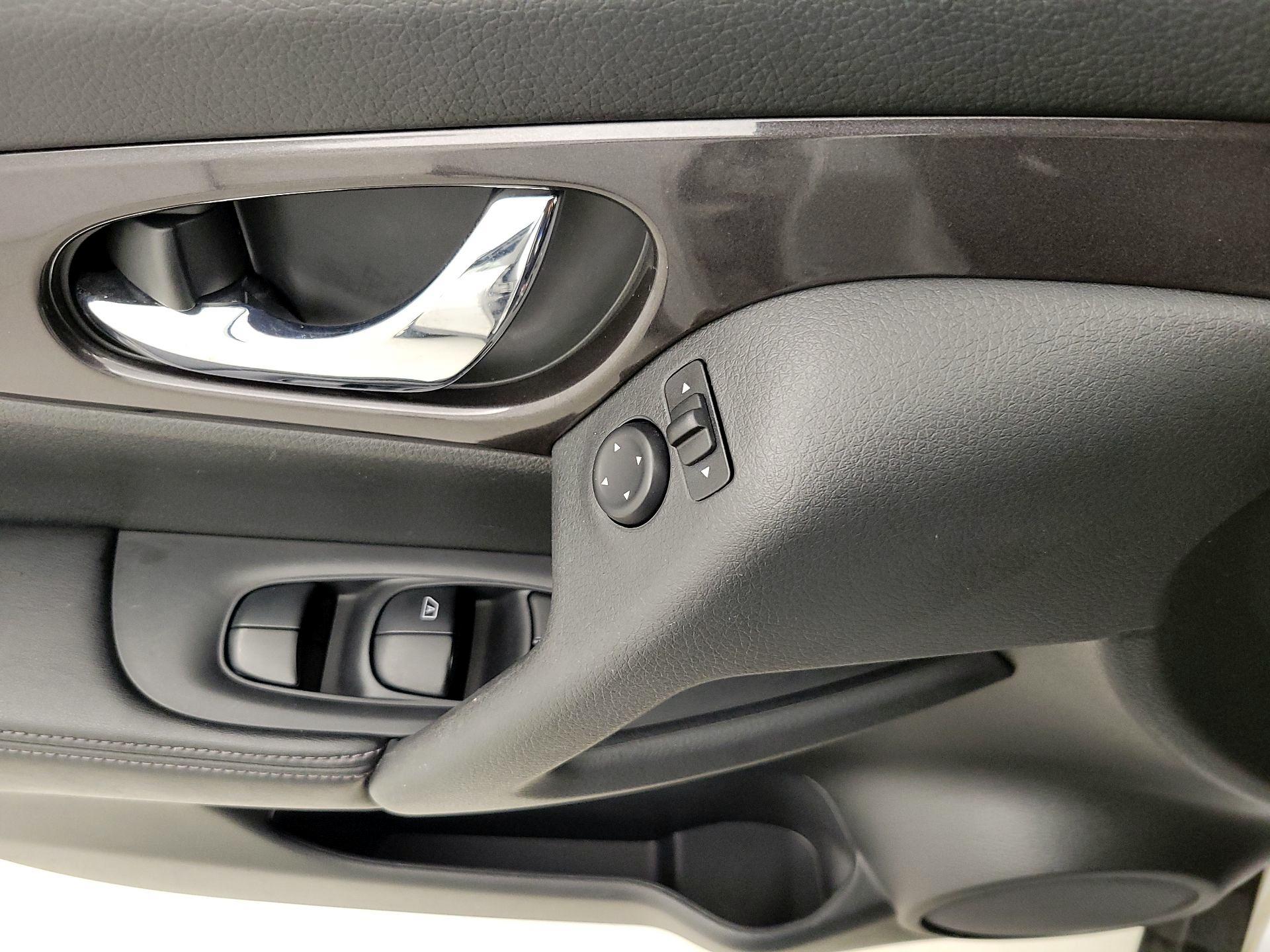 Thumbnail: 2018 Nissan Rogue - 12