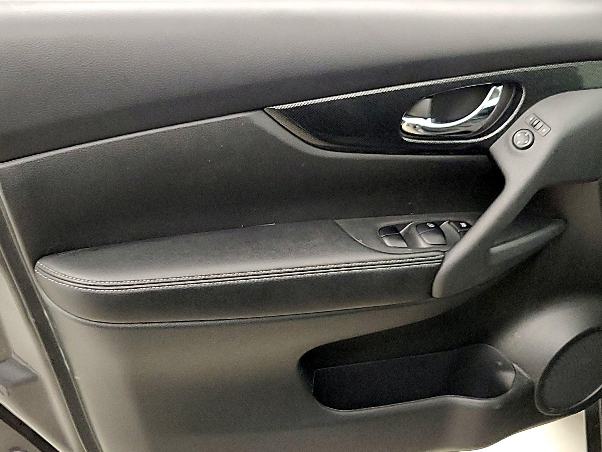 Thumbnail: 2016 Nissan Rogue - 12