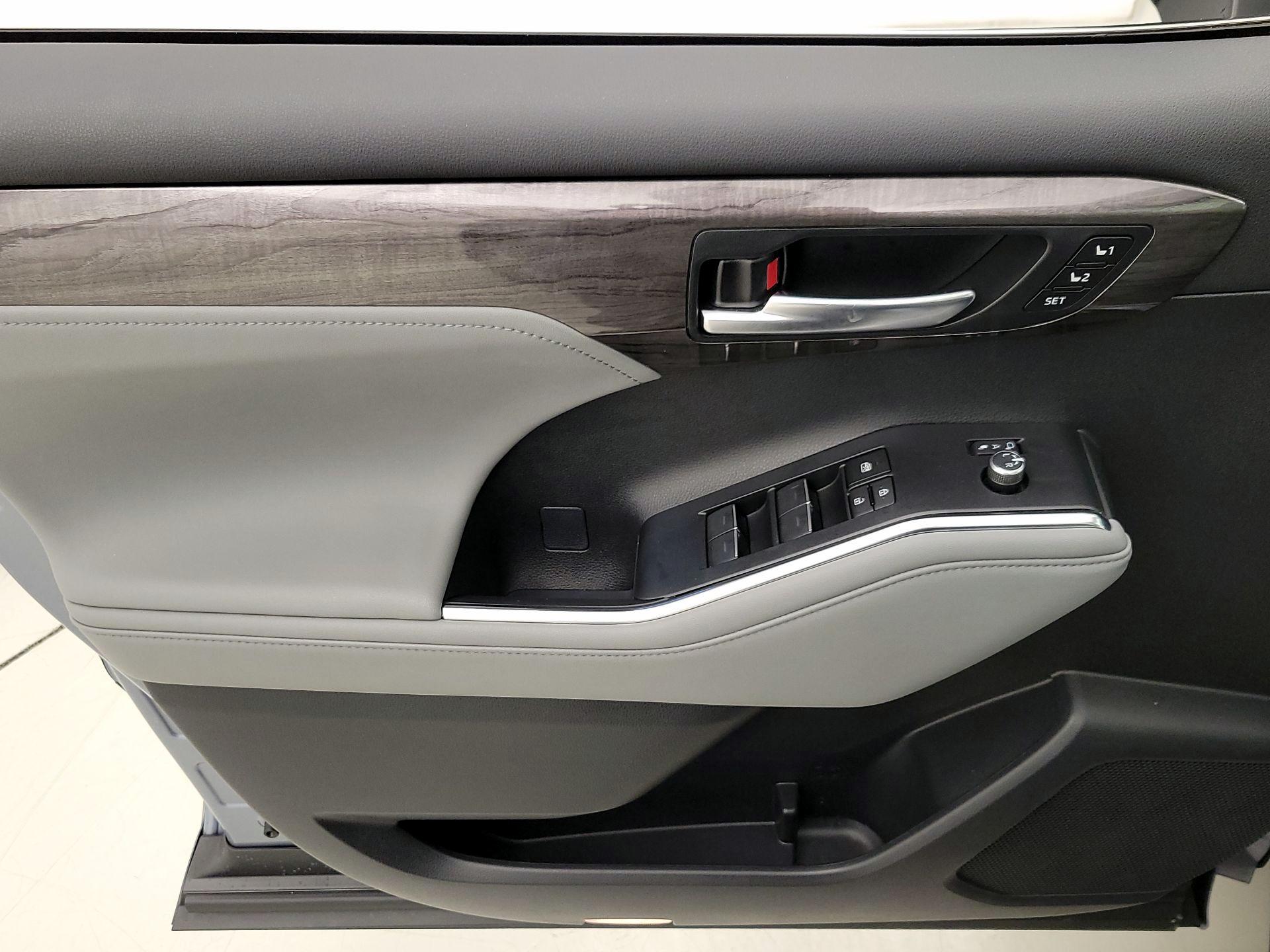 Thumbnail: 2023 Toyota Highlander - 12