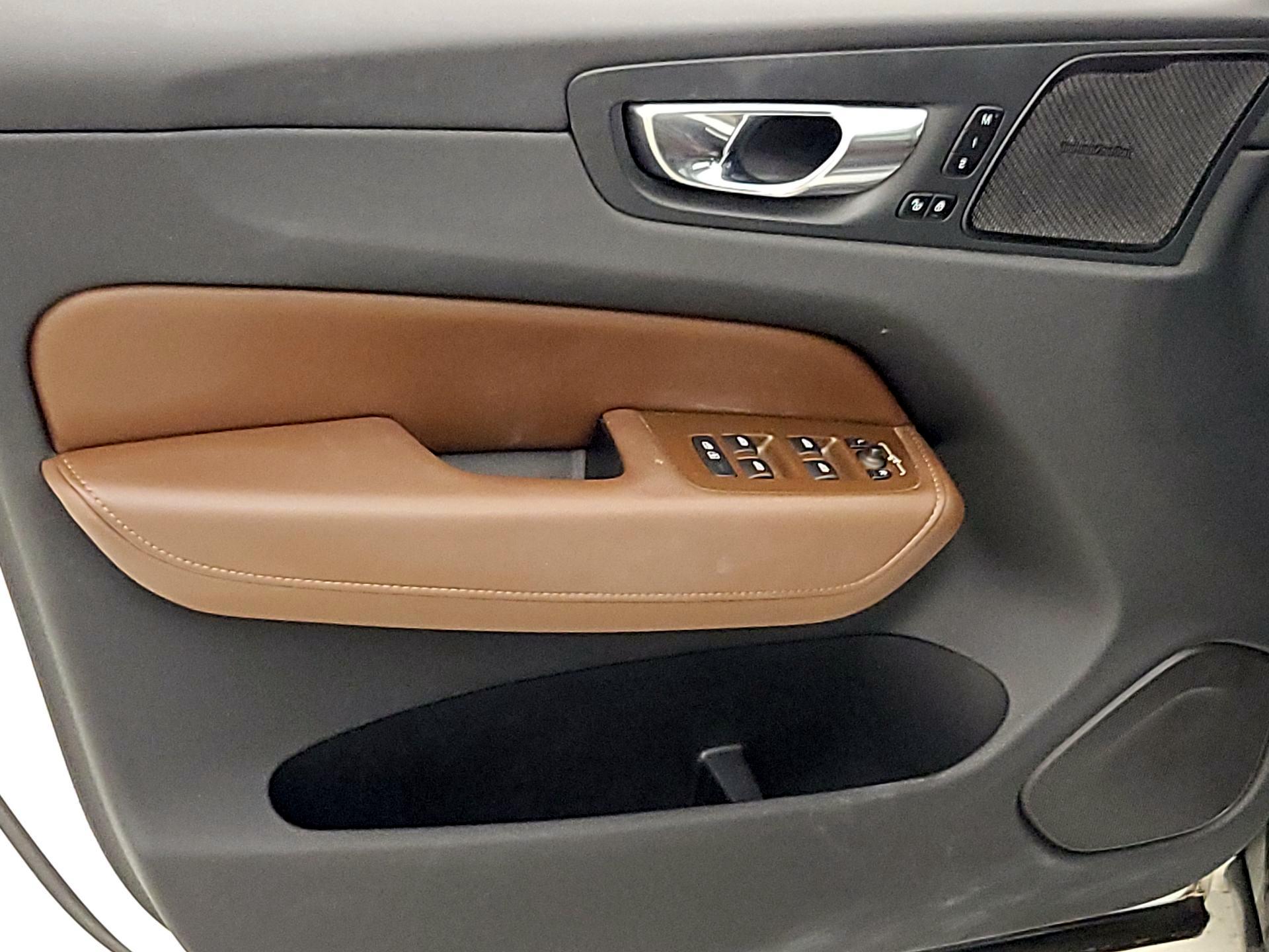 Thumbnail: 2022 Volvo XC60 - 12