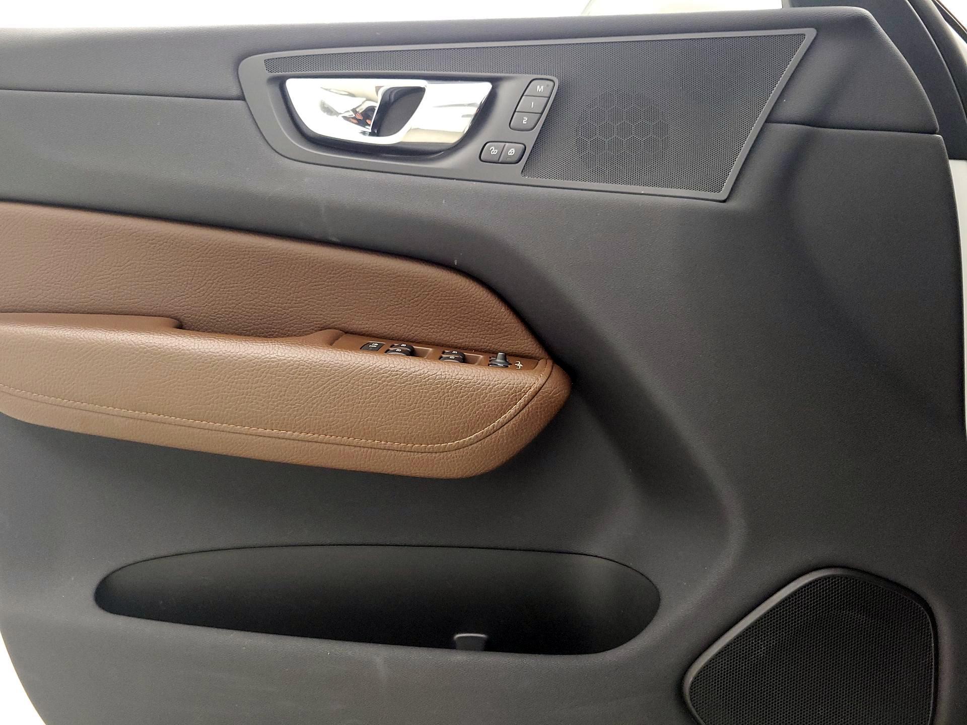 Thumbnail: 2019 Volvo XC60 - 12