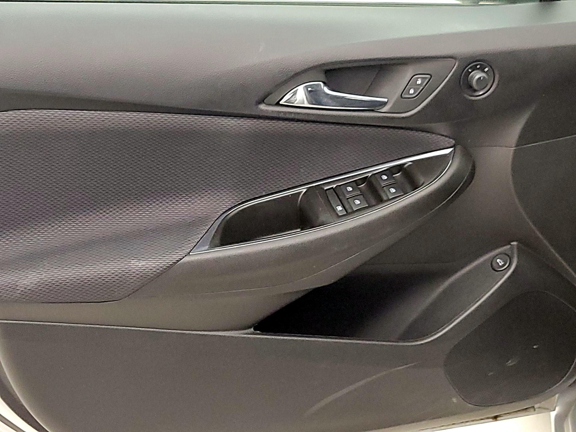 Thumbnail: 2018 Chevrolet Cruze - 12