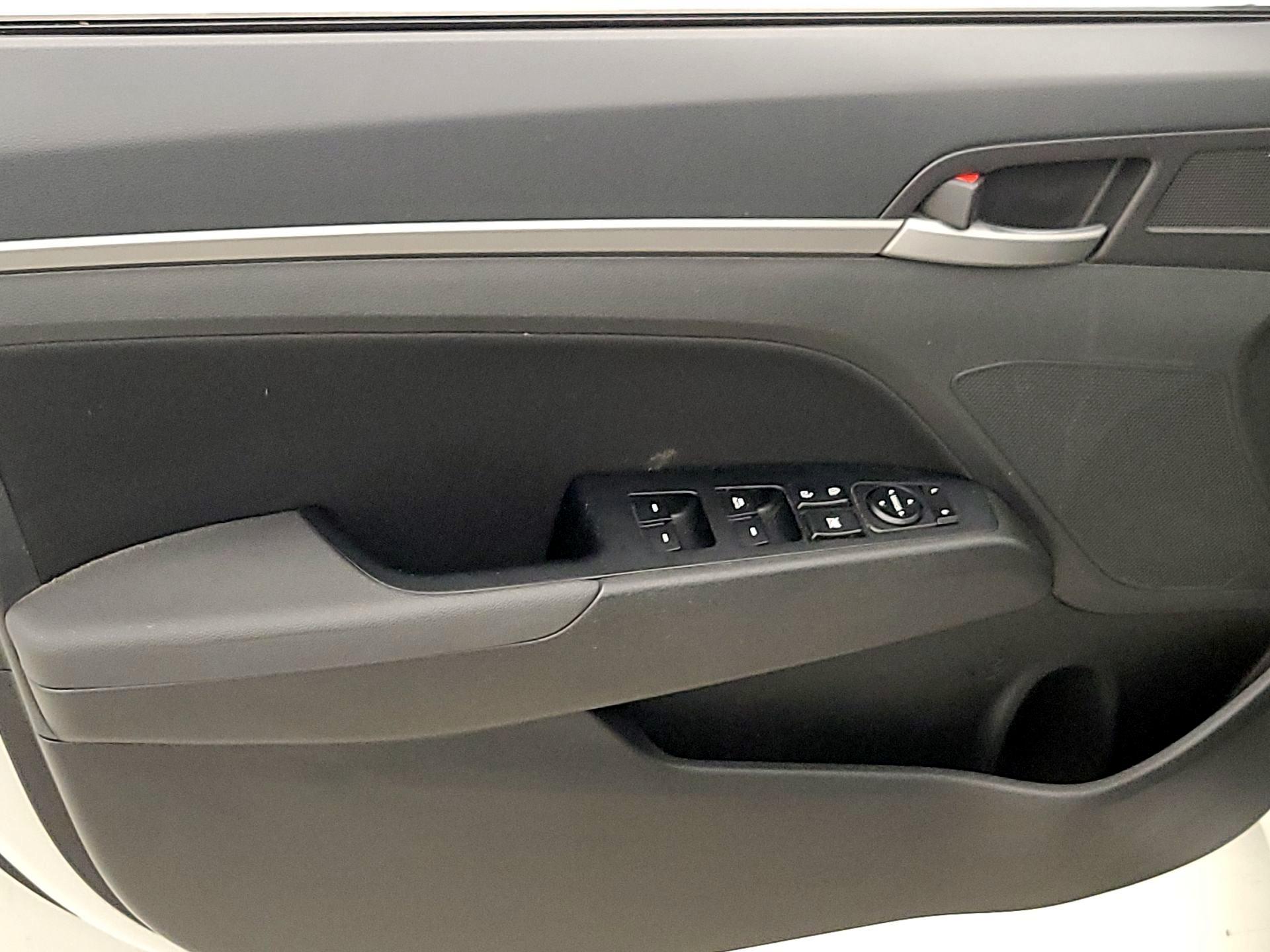 Thumbnail: 2017 Hyundai Elantra - 12