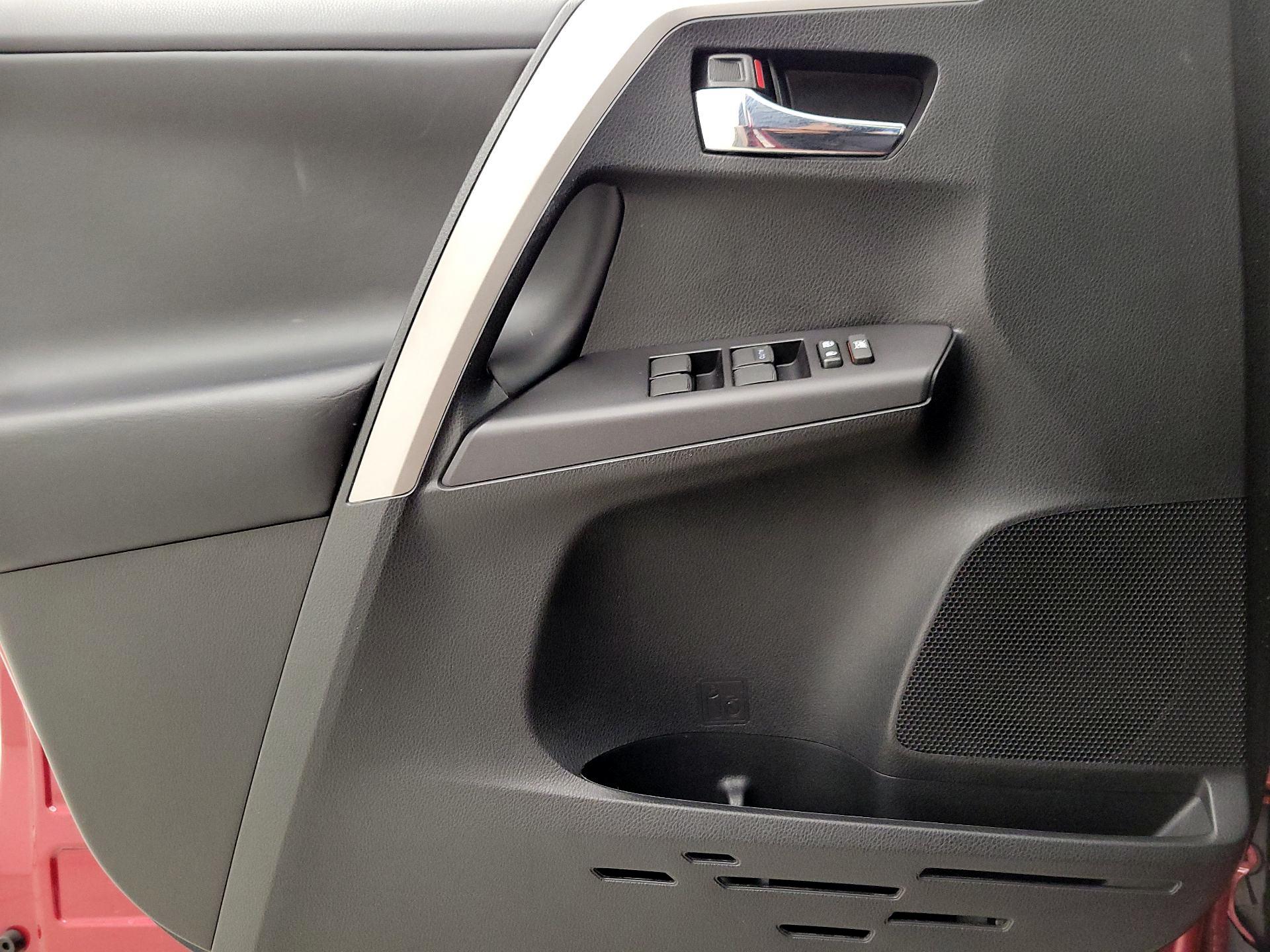 Thumbnail: 2018 Toyota RAV4 - 12