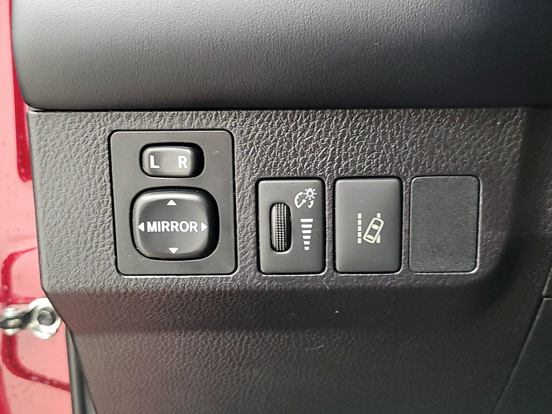 Thumbnail: 2018 Toyota RAV4 - 13