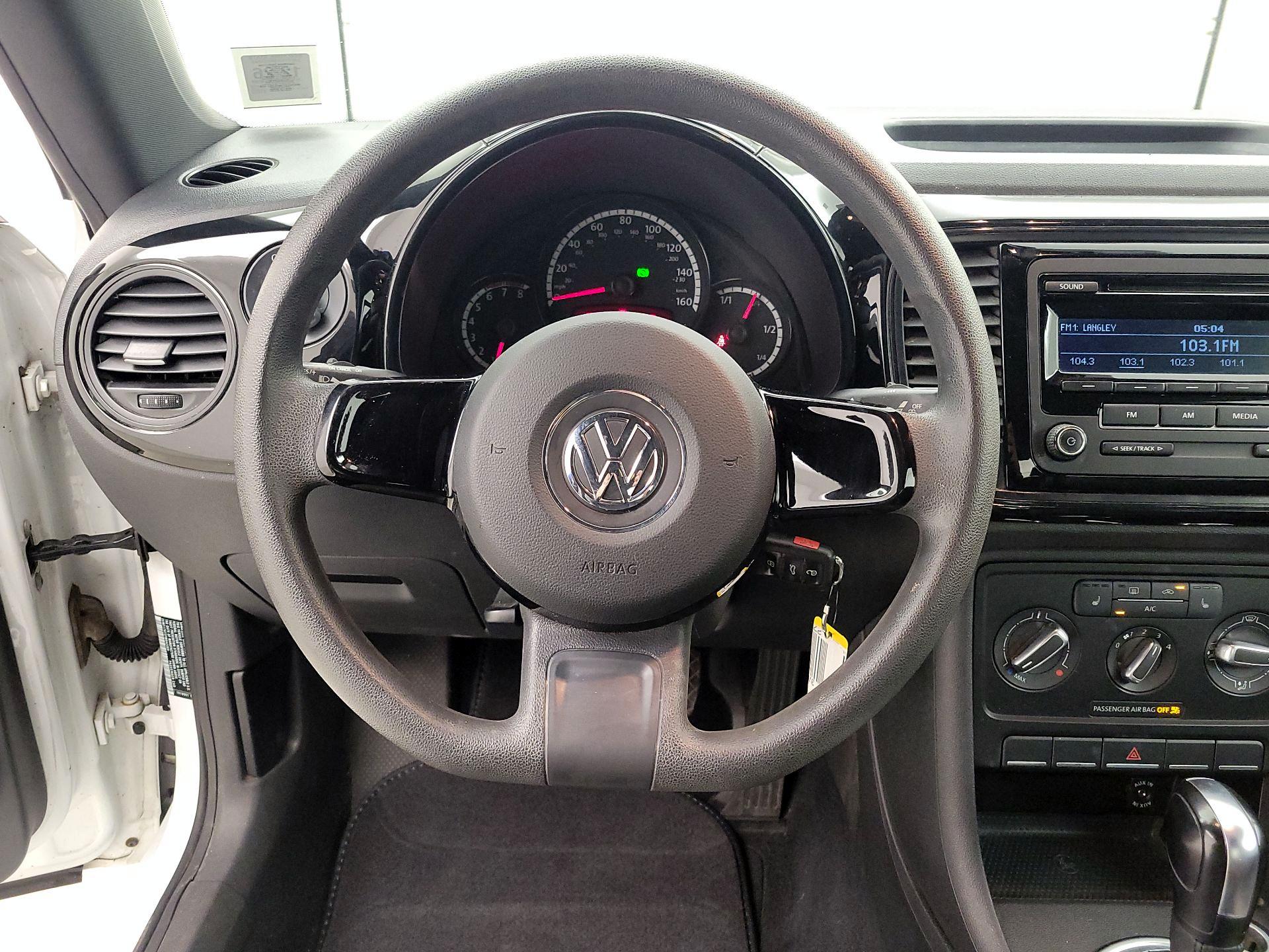 Thumbnail: 2015 Volkswagen Beetle - 10