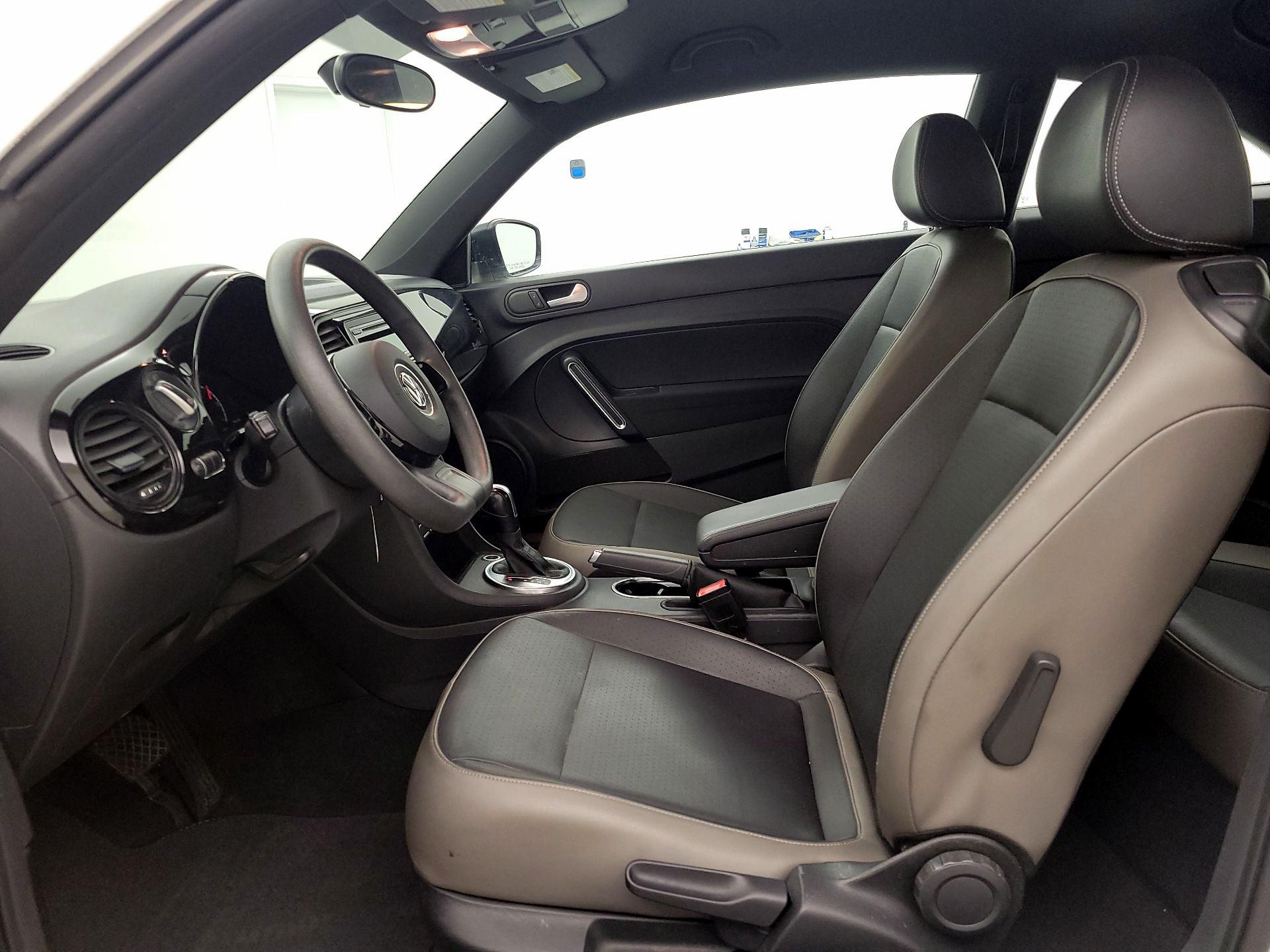 Thumbnail: 2015 Volkswagen Beetle - 11