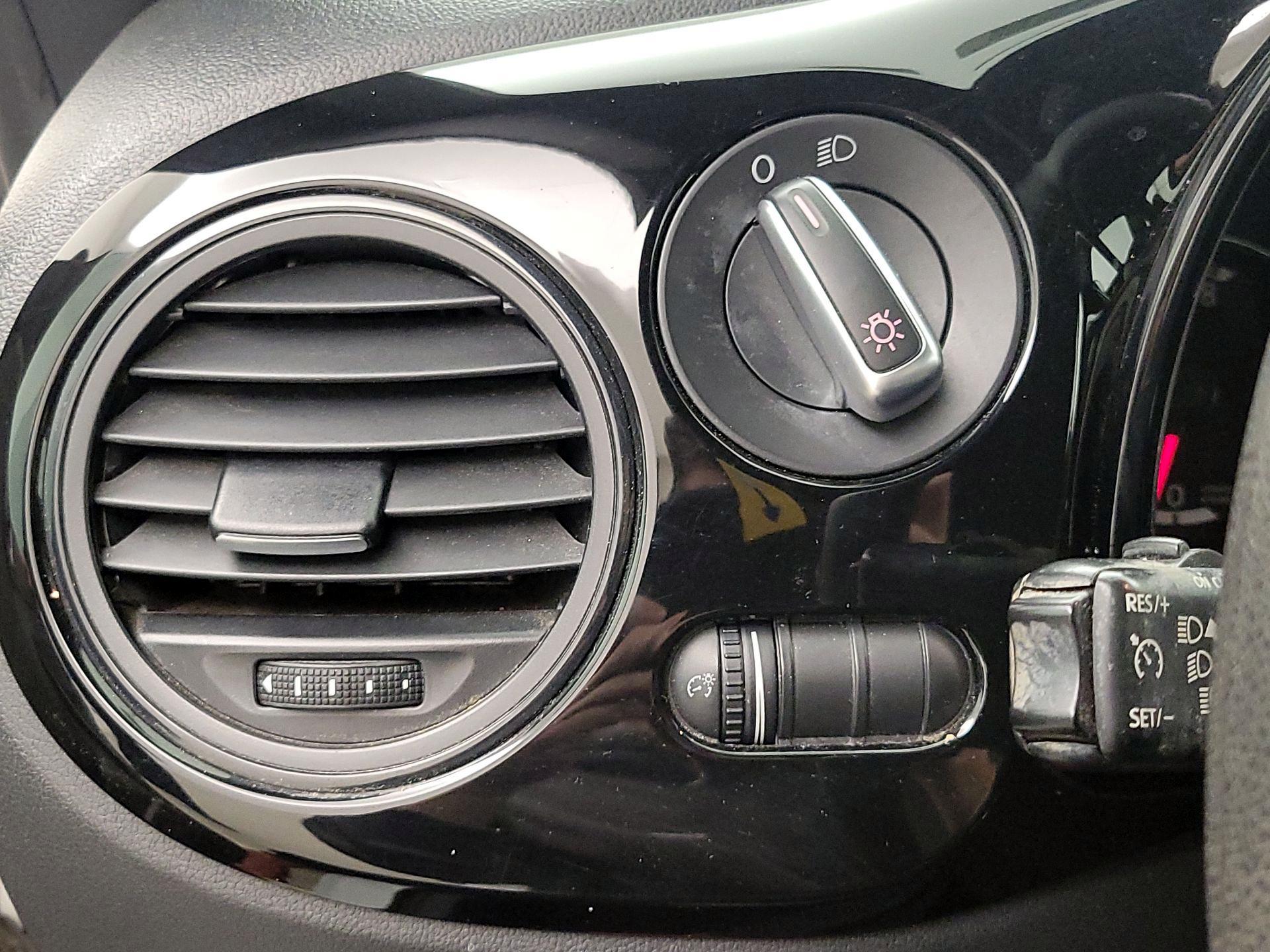 Thumbnail: 2015 Volkswagen Beetle - 13