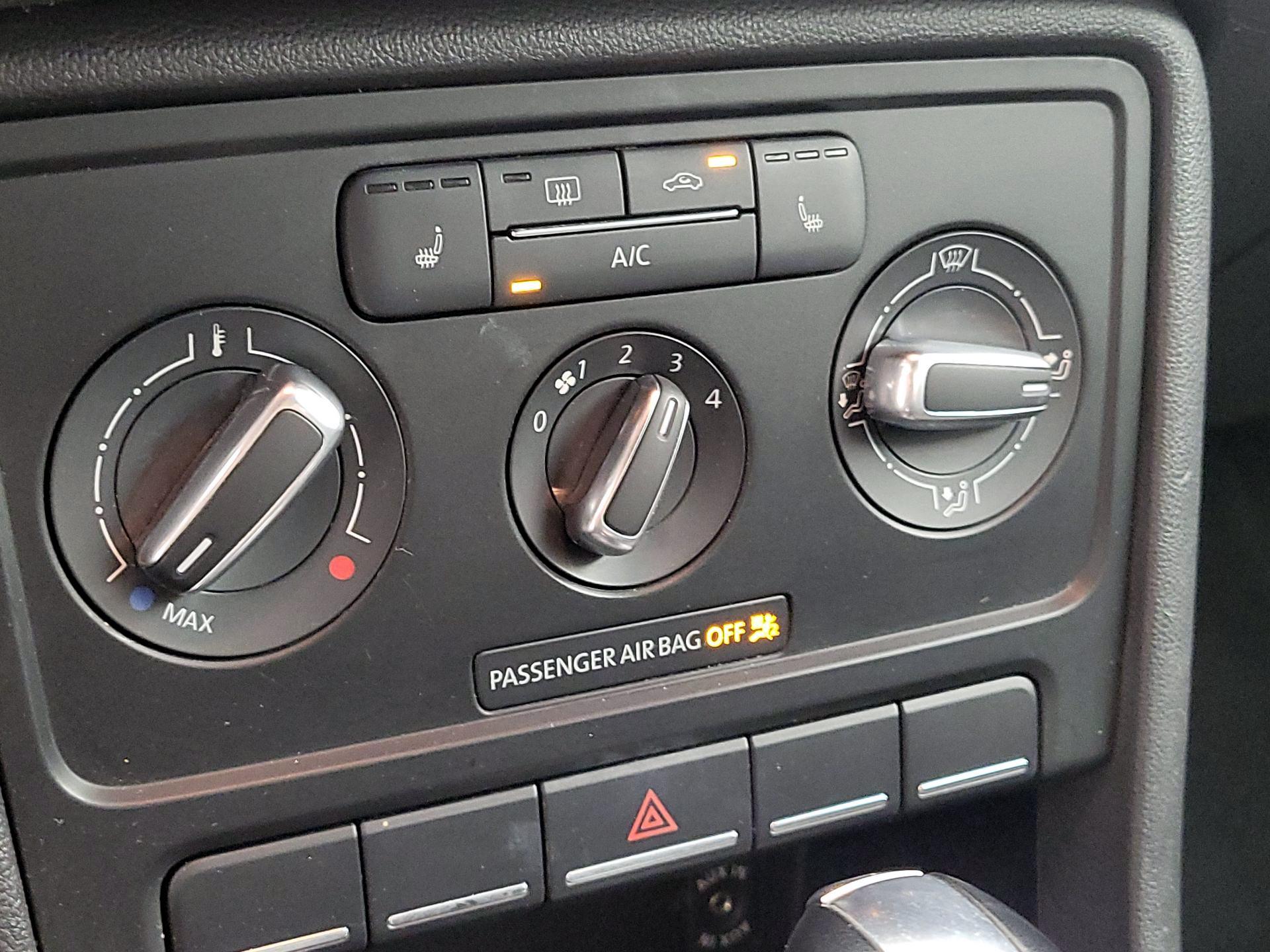 Thumbnail: 2015 Volkswagen Beetle - 15