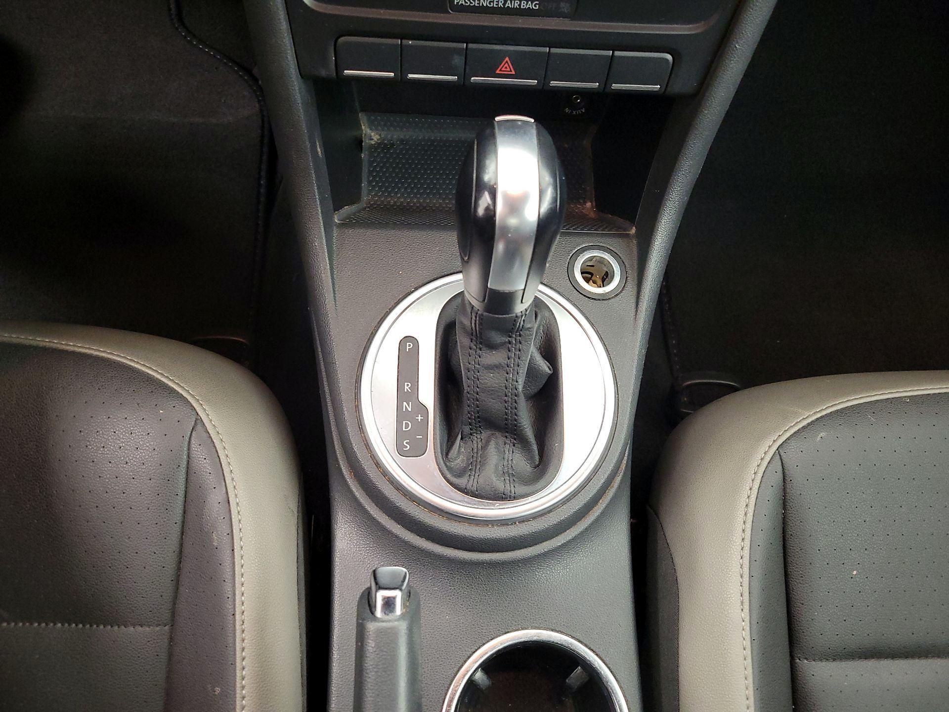 Thumbnail: 2015 Volkswagen Beetle - 16